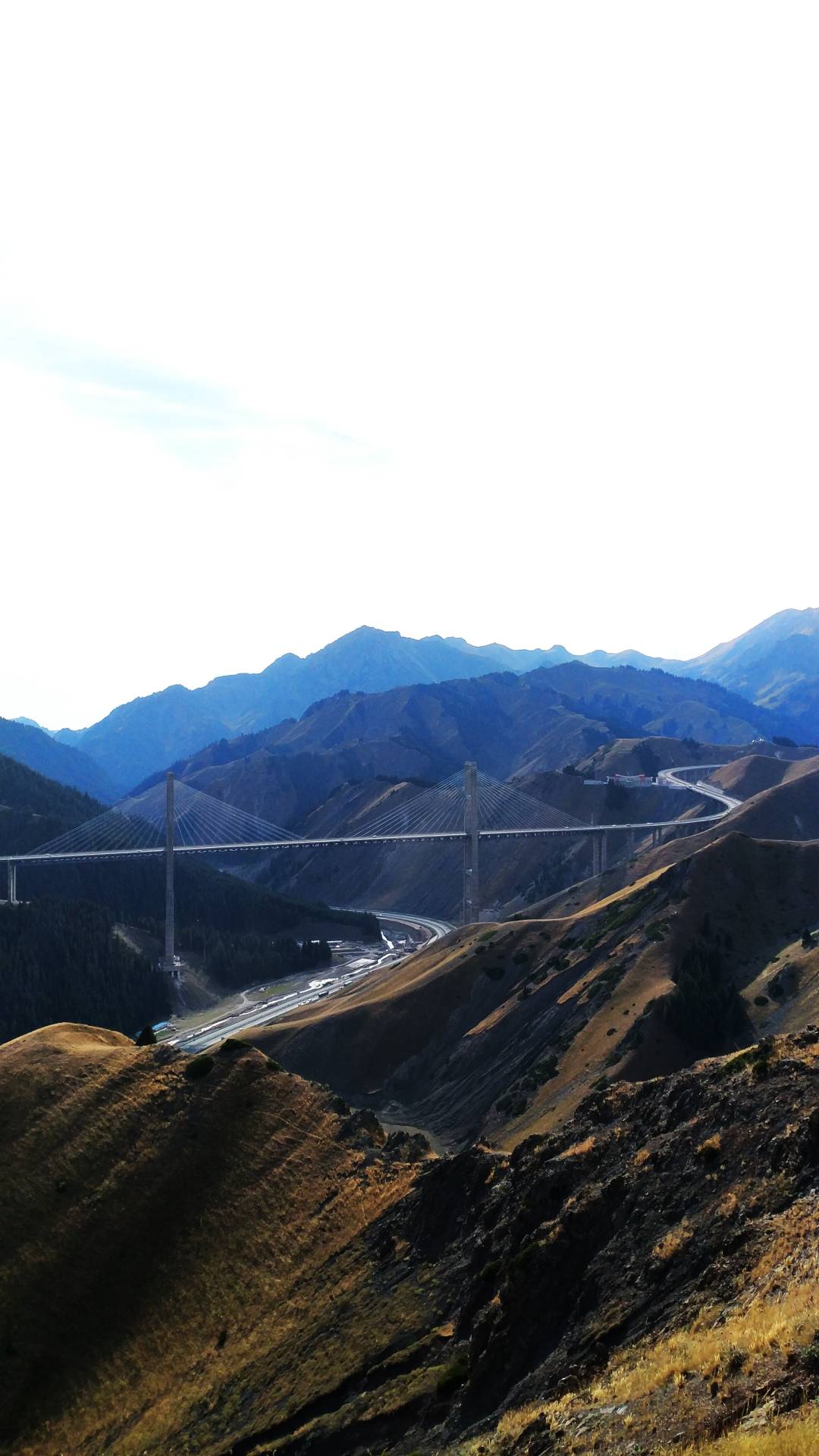壮丽山脉间的大桥 风景电脑壁纸震撼视觉