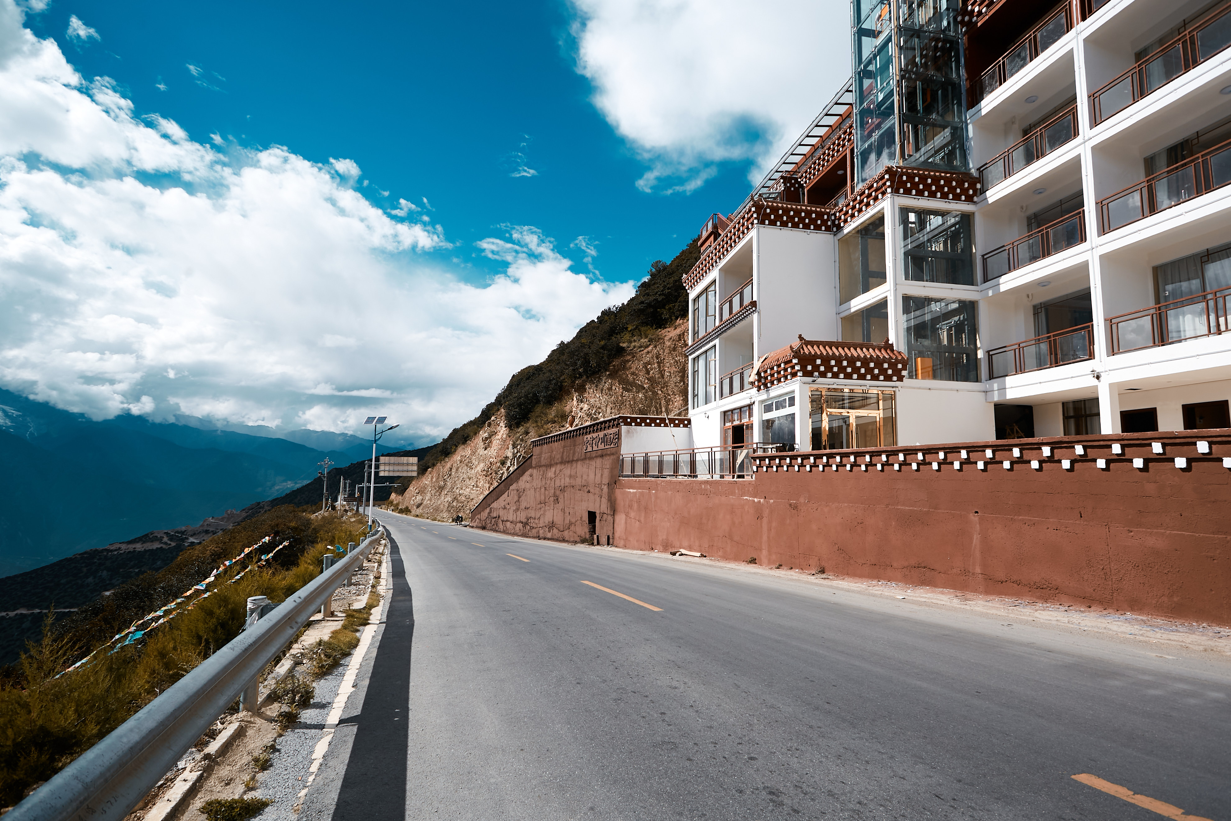蓝天白云下的公路旁特色建筑风景如画