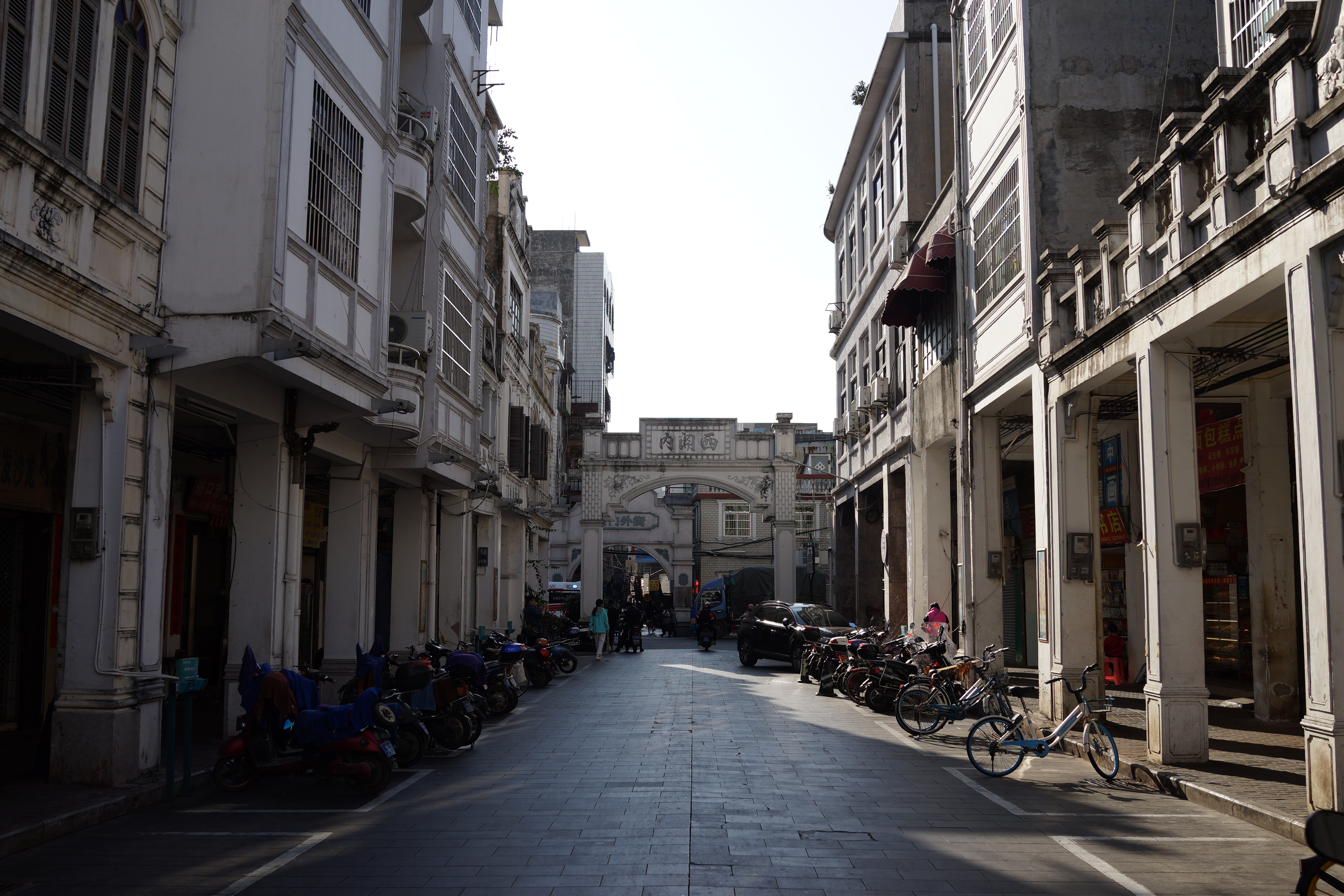 老街景象，自行车停放街道尽显复古风情