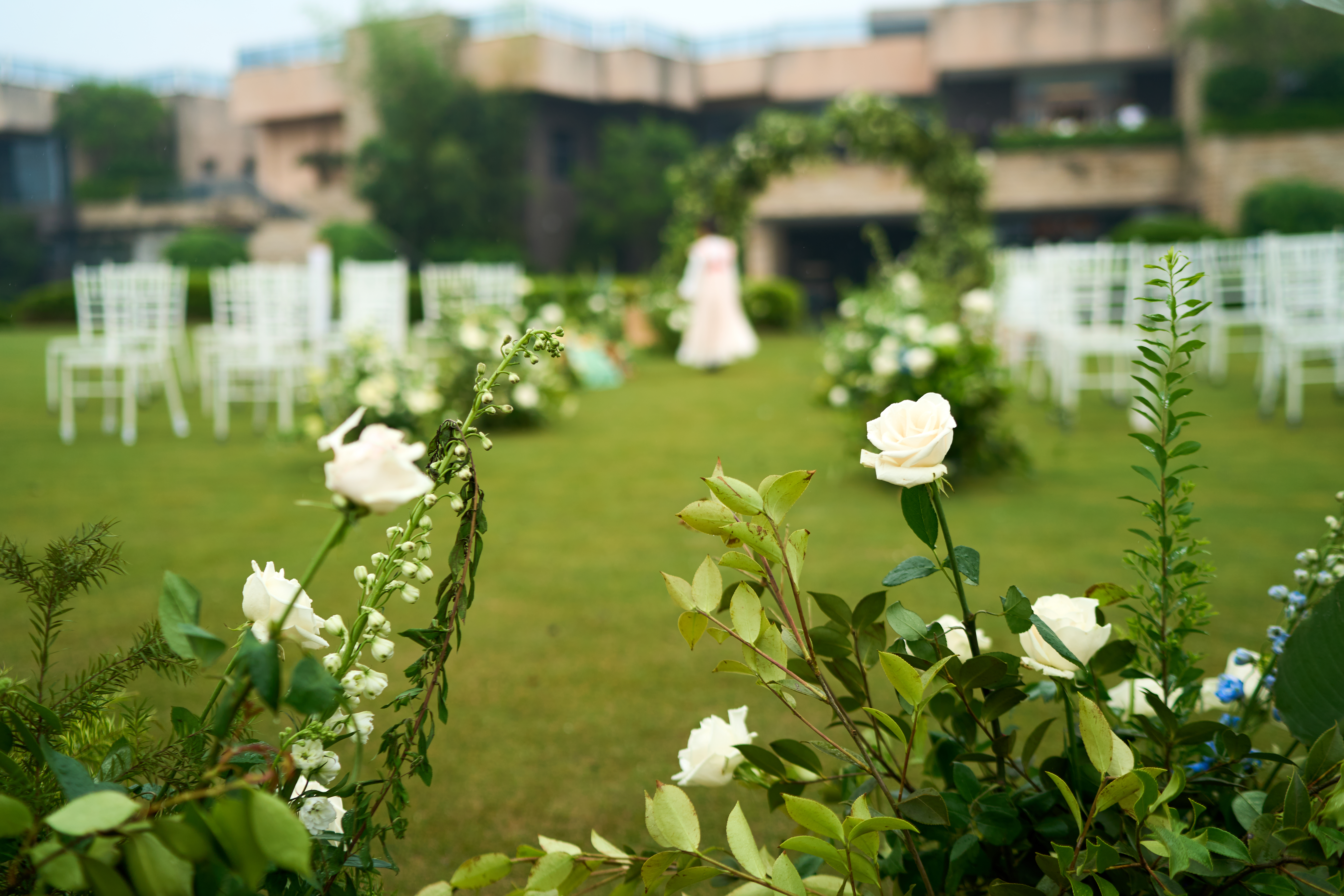 户外草坪婚礼现场布置 浪漫鲜花装饰物料