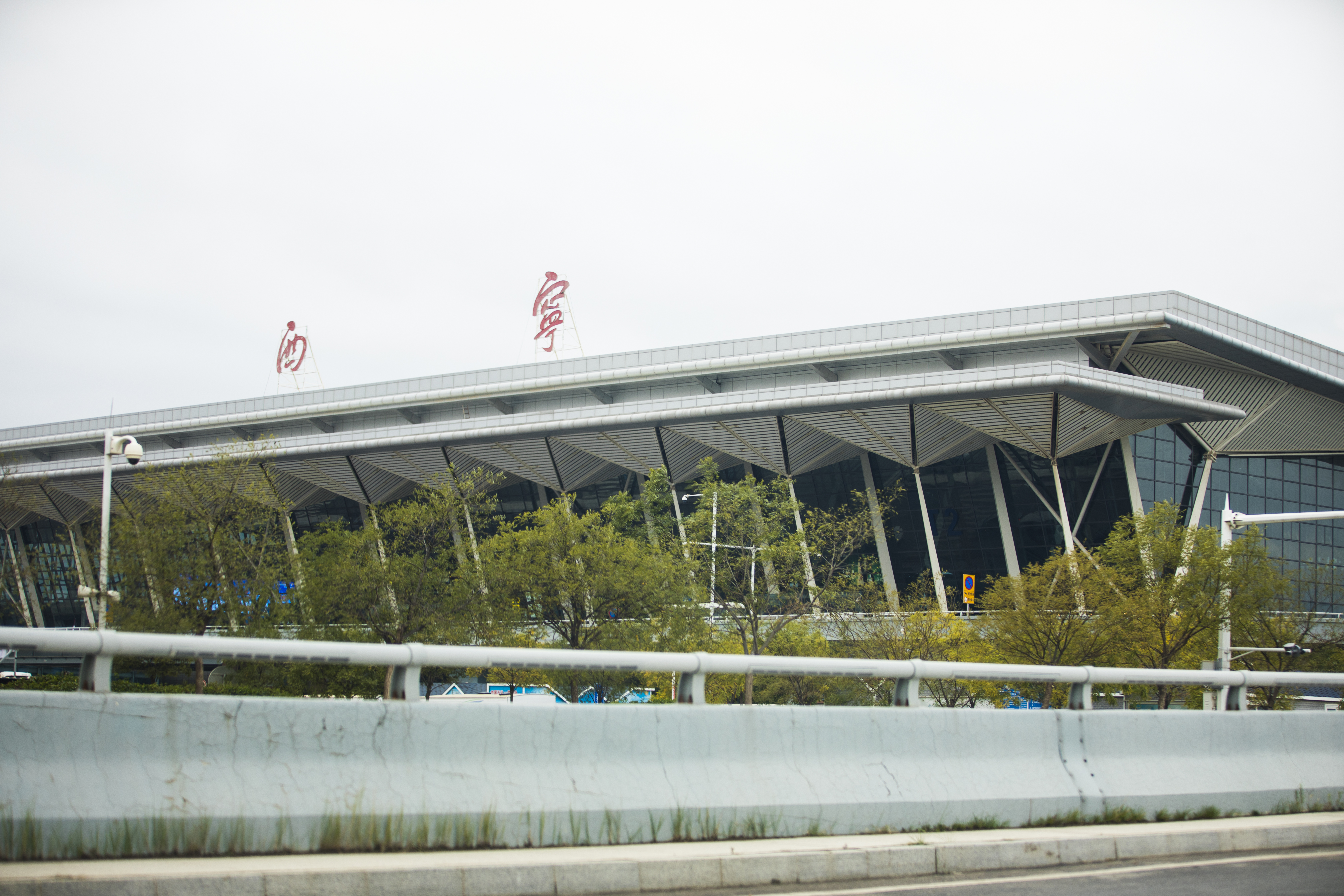 现代化高铁站建筑尽显恢宏气势