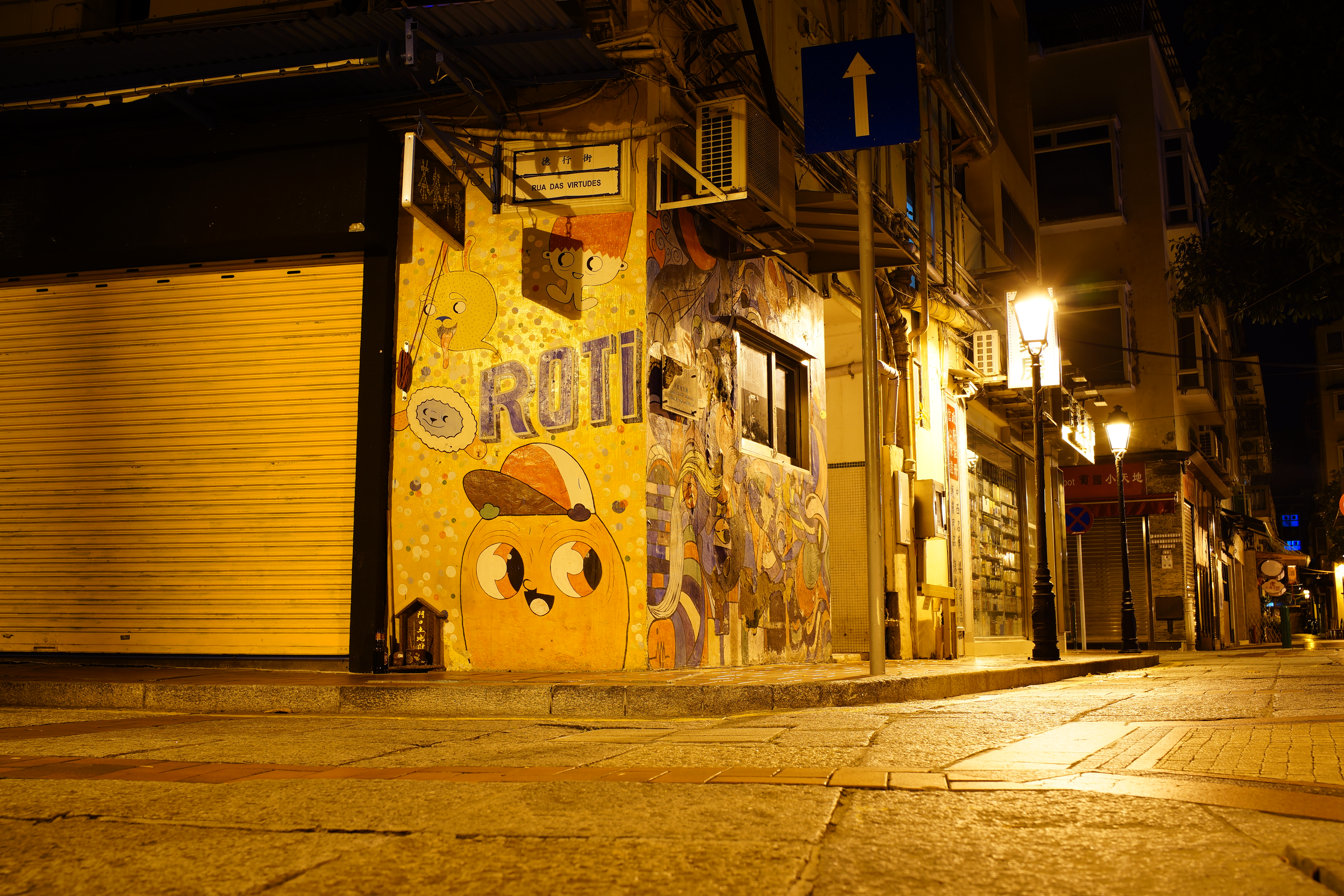 夜晚街边可爱涂鸦墙 城市独特文艺风景线
