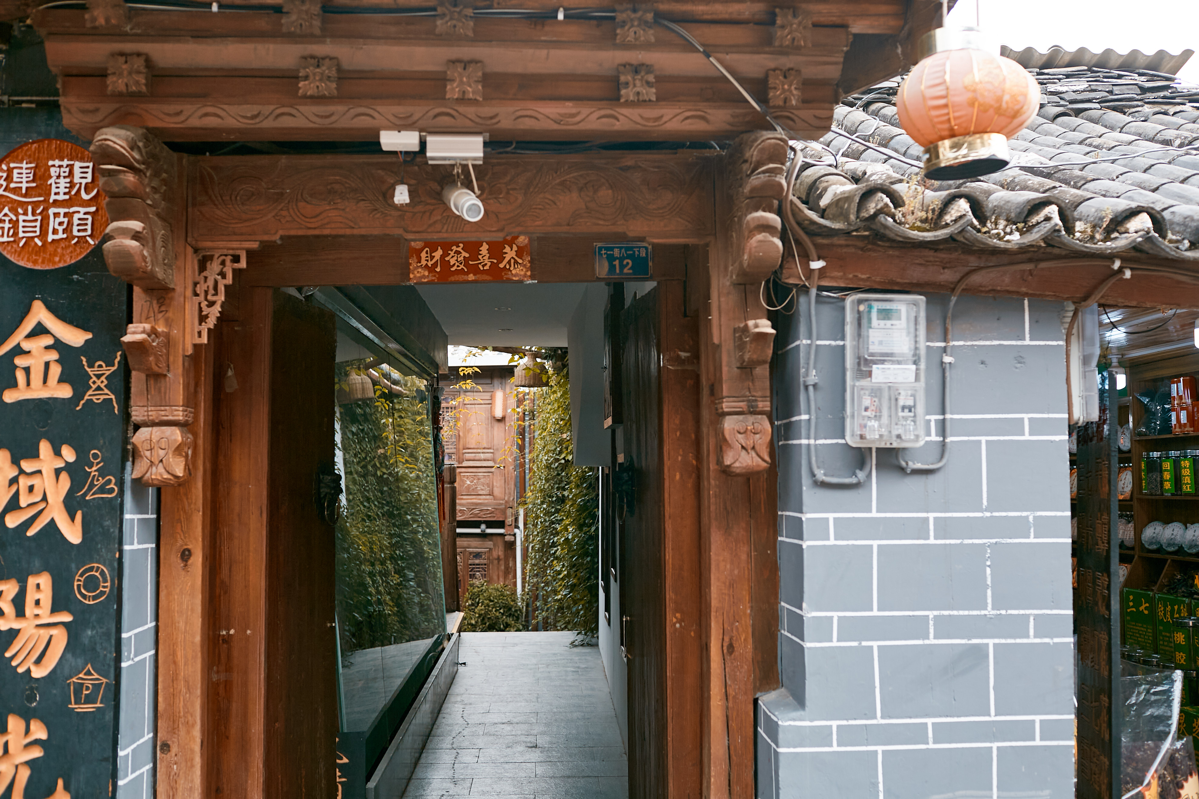 古色古香的古建筑门口，尽显中式韵味