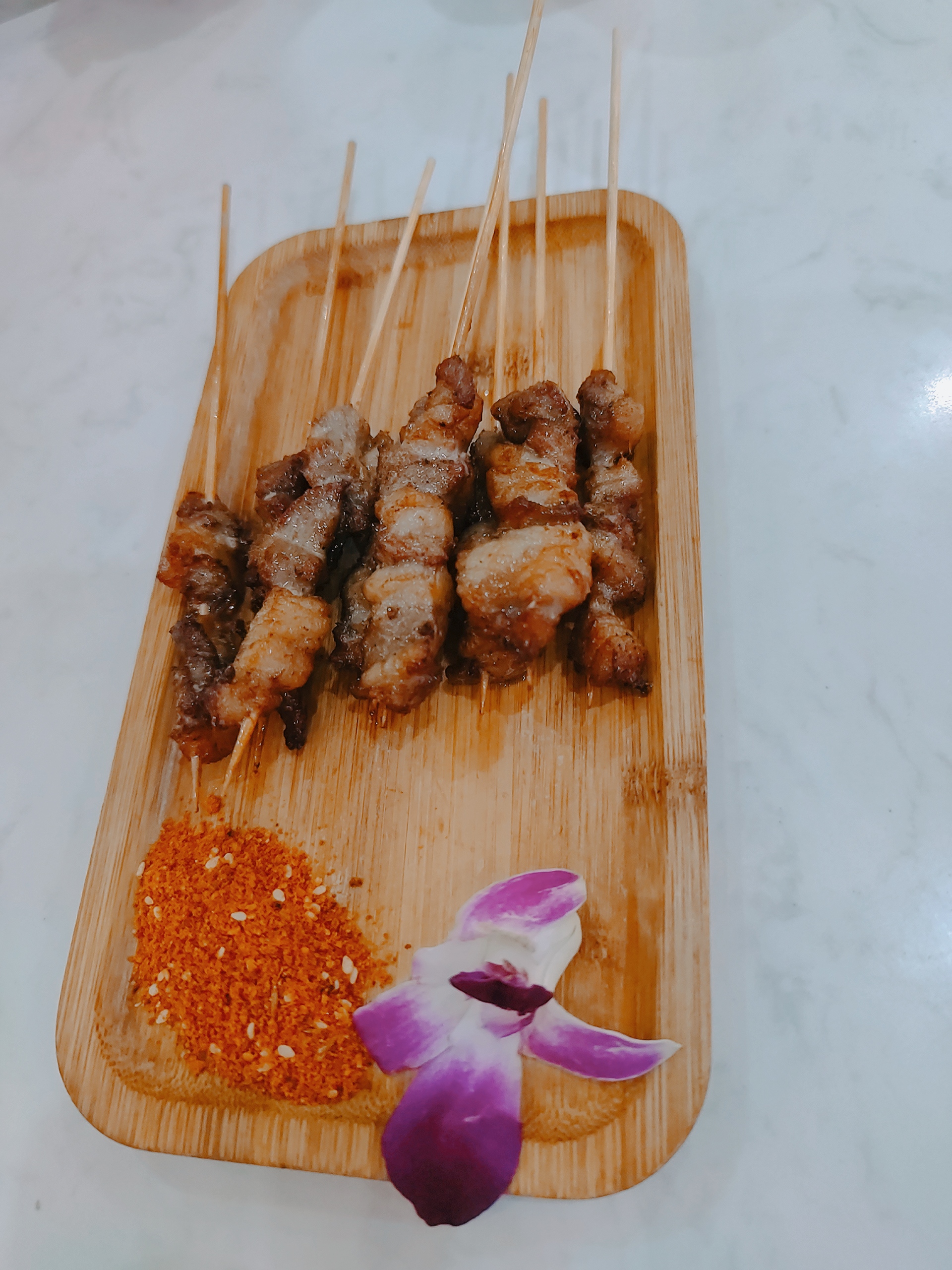 美味烤肉串，特色烧烤美食舌尖上的享受