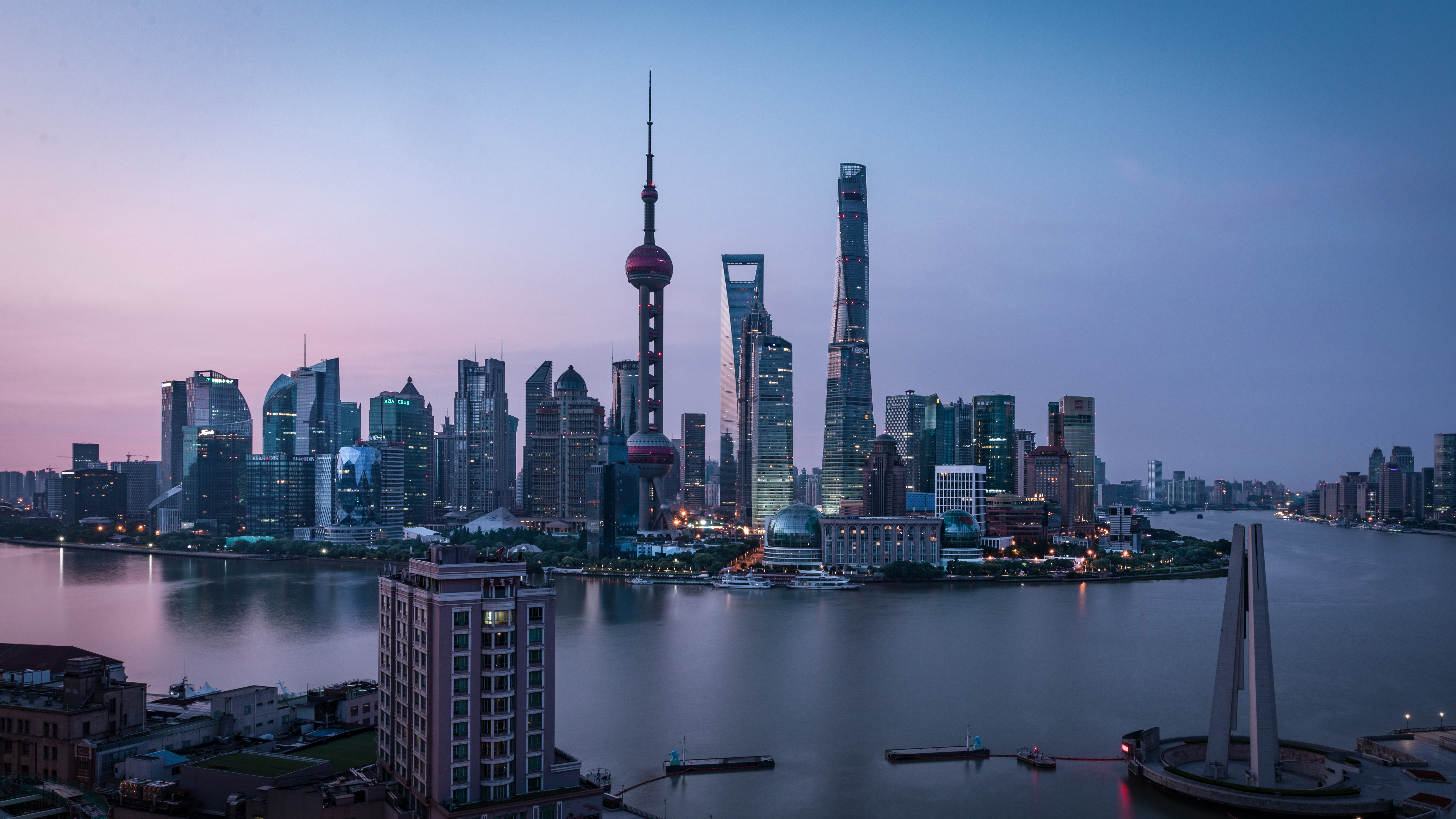 上海外滩璀璨夜景尽显城市商务时尚风貌