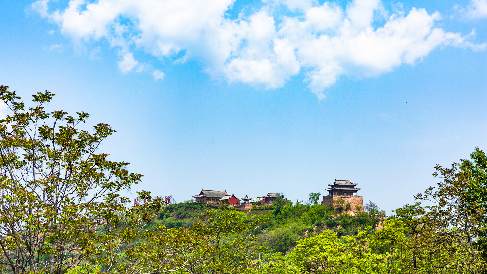 蓝天白云下的古建筑，赏景好去处