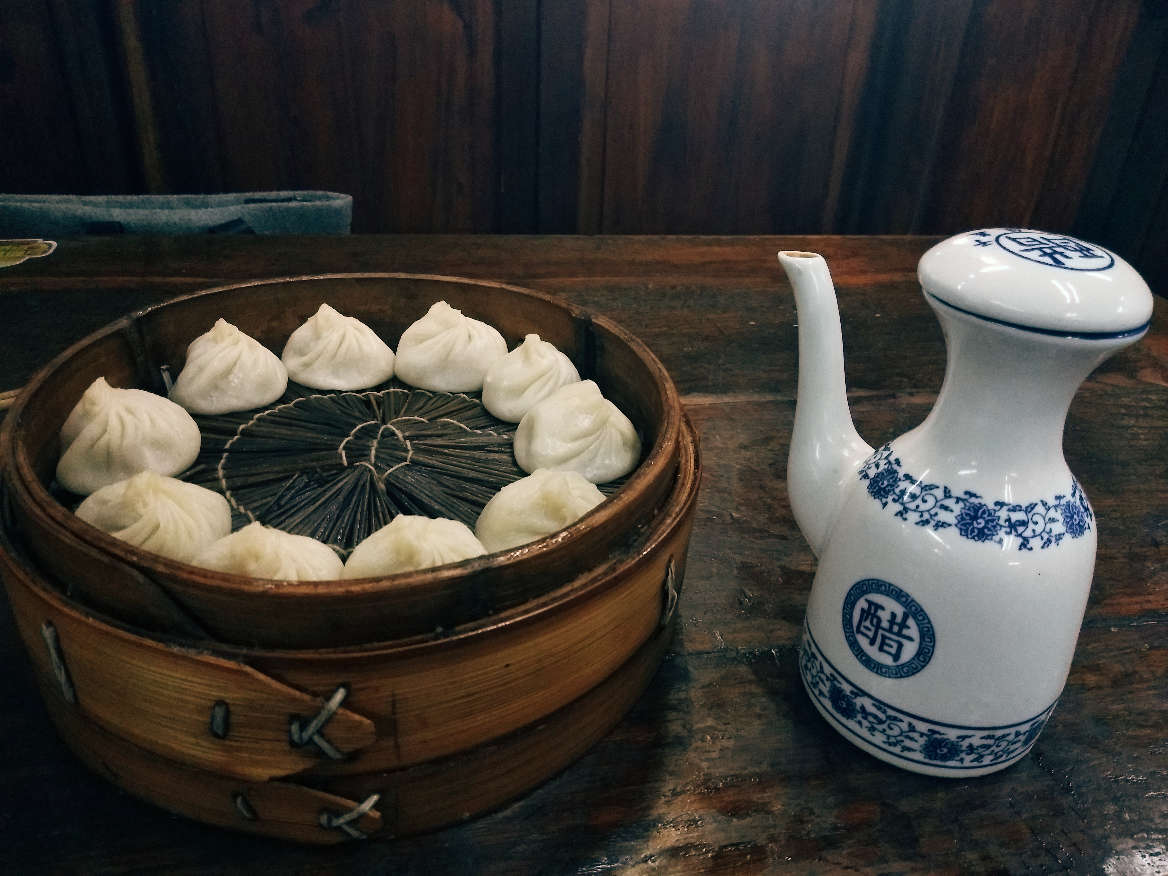 中式风格醋壶搭配美味小笼包尽显传统韵味