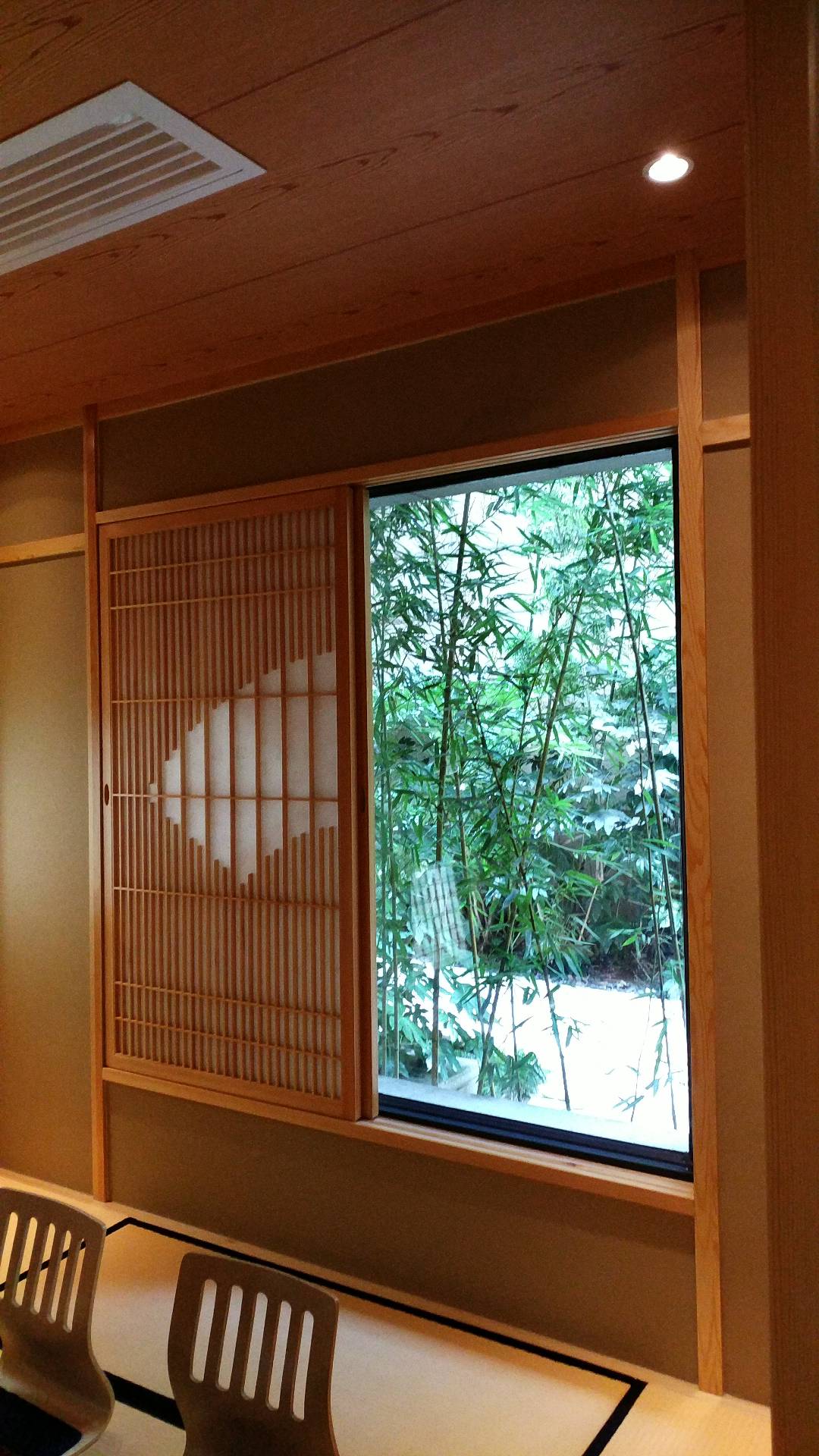 木质结构房间内赏窗外竹林景致