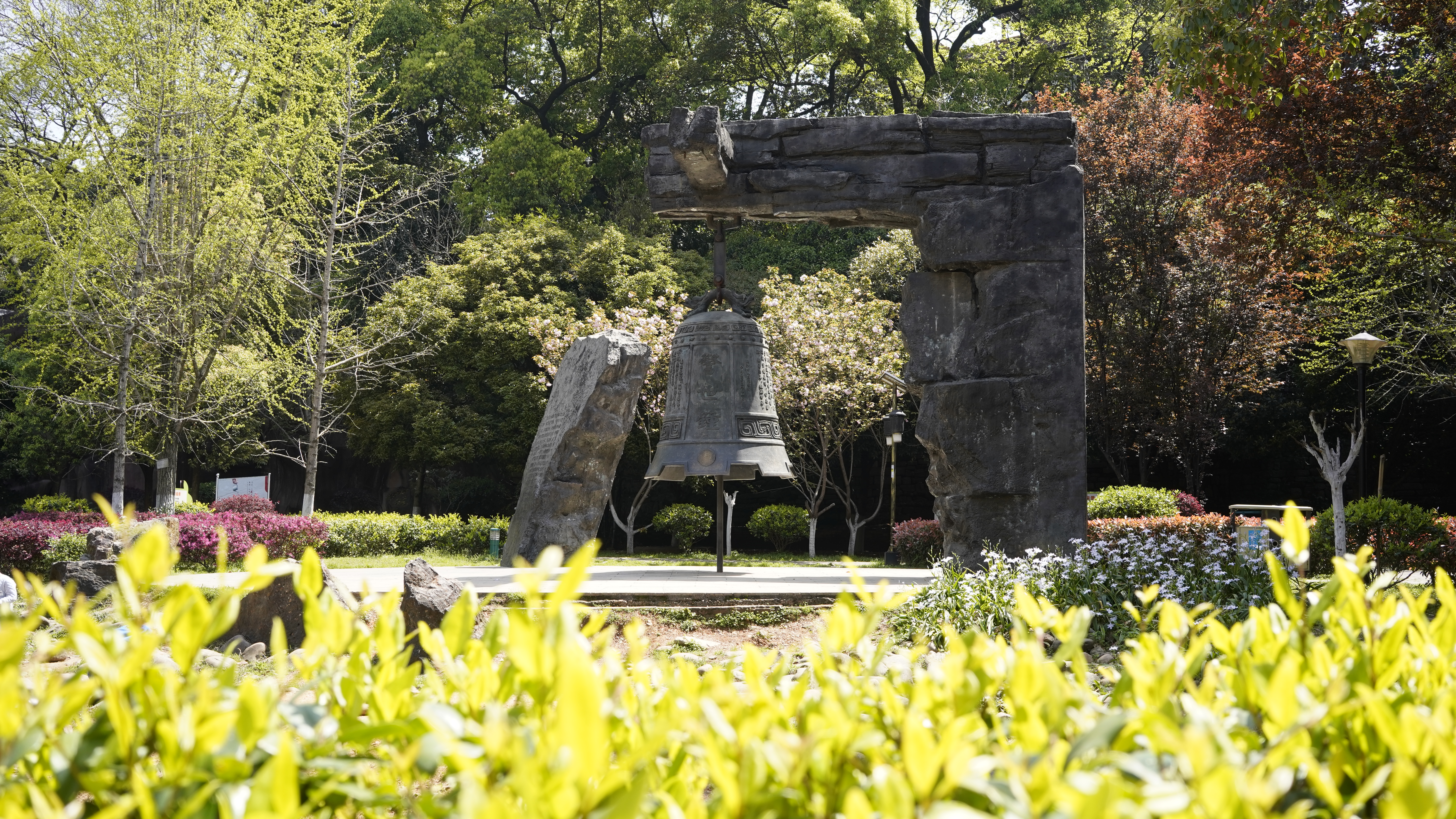 公园特色景观钟，森林绿植环绕尽显清新