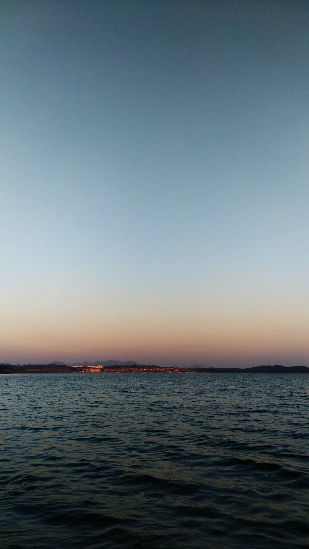 广阔湖泊风光图尽显自然之美