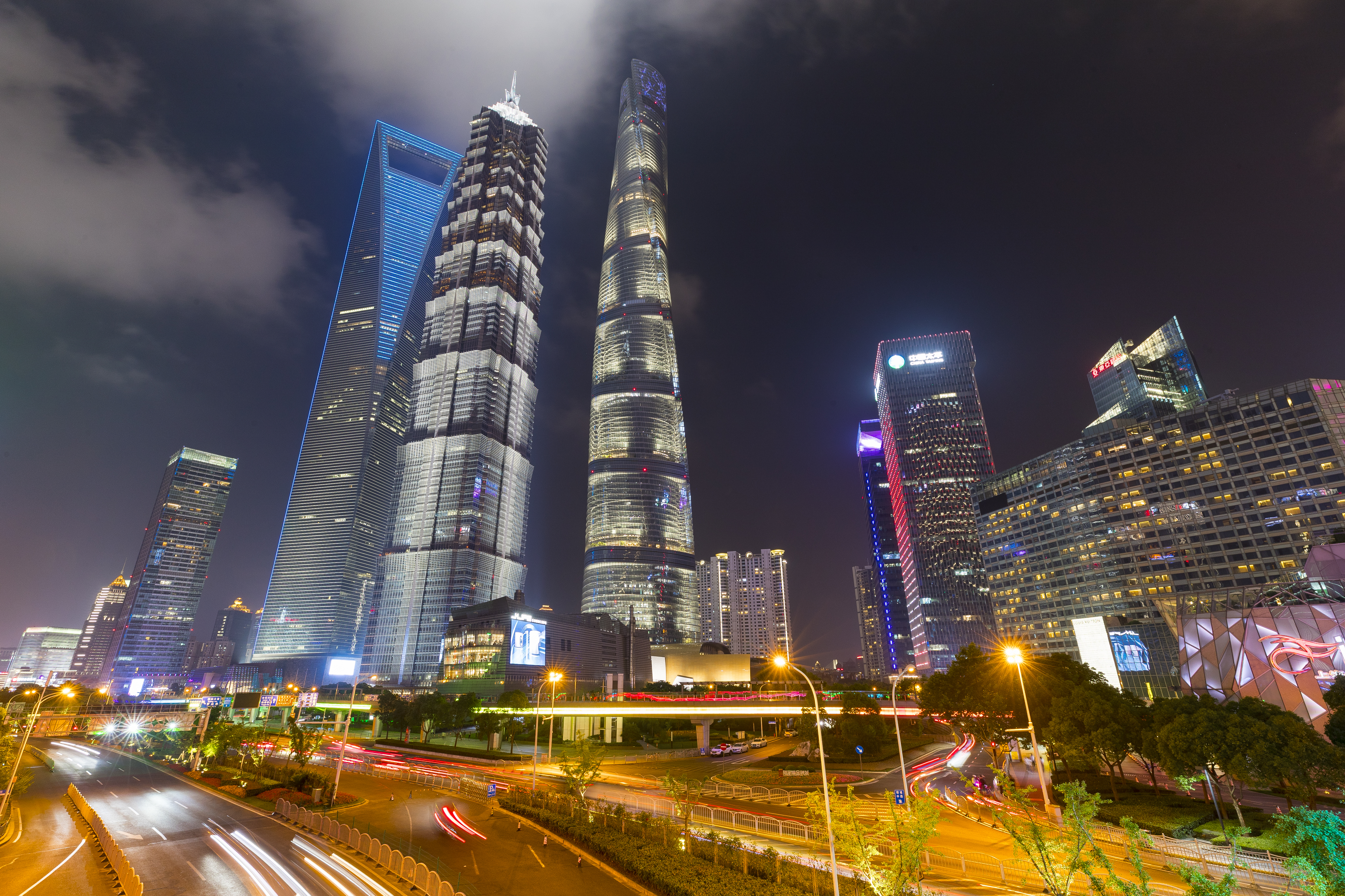 璀璨夜景下的城市地标尽显高端时尚