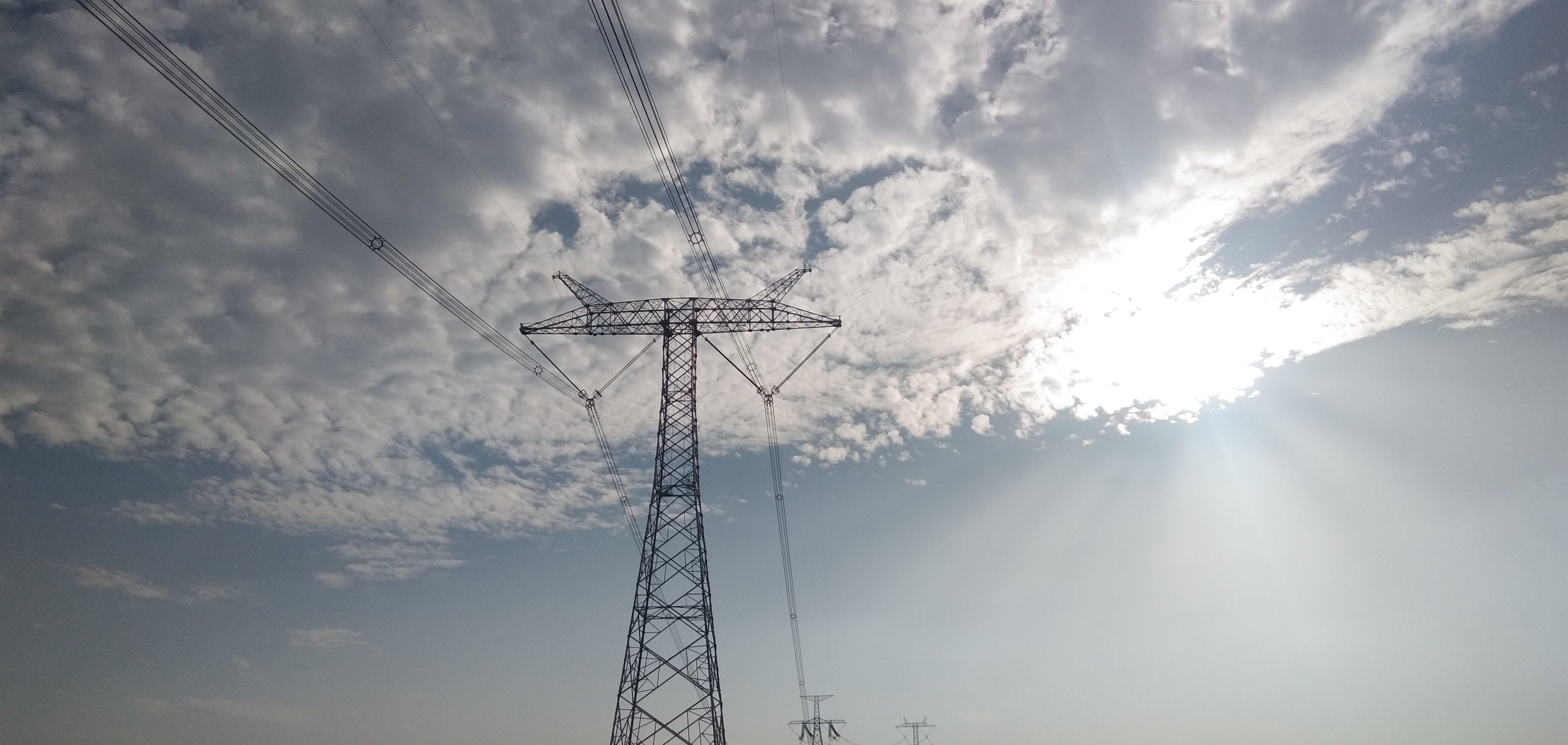 高耸电塔矗立天空 尽显科技力量之美
