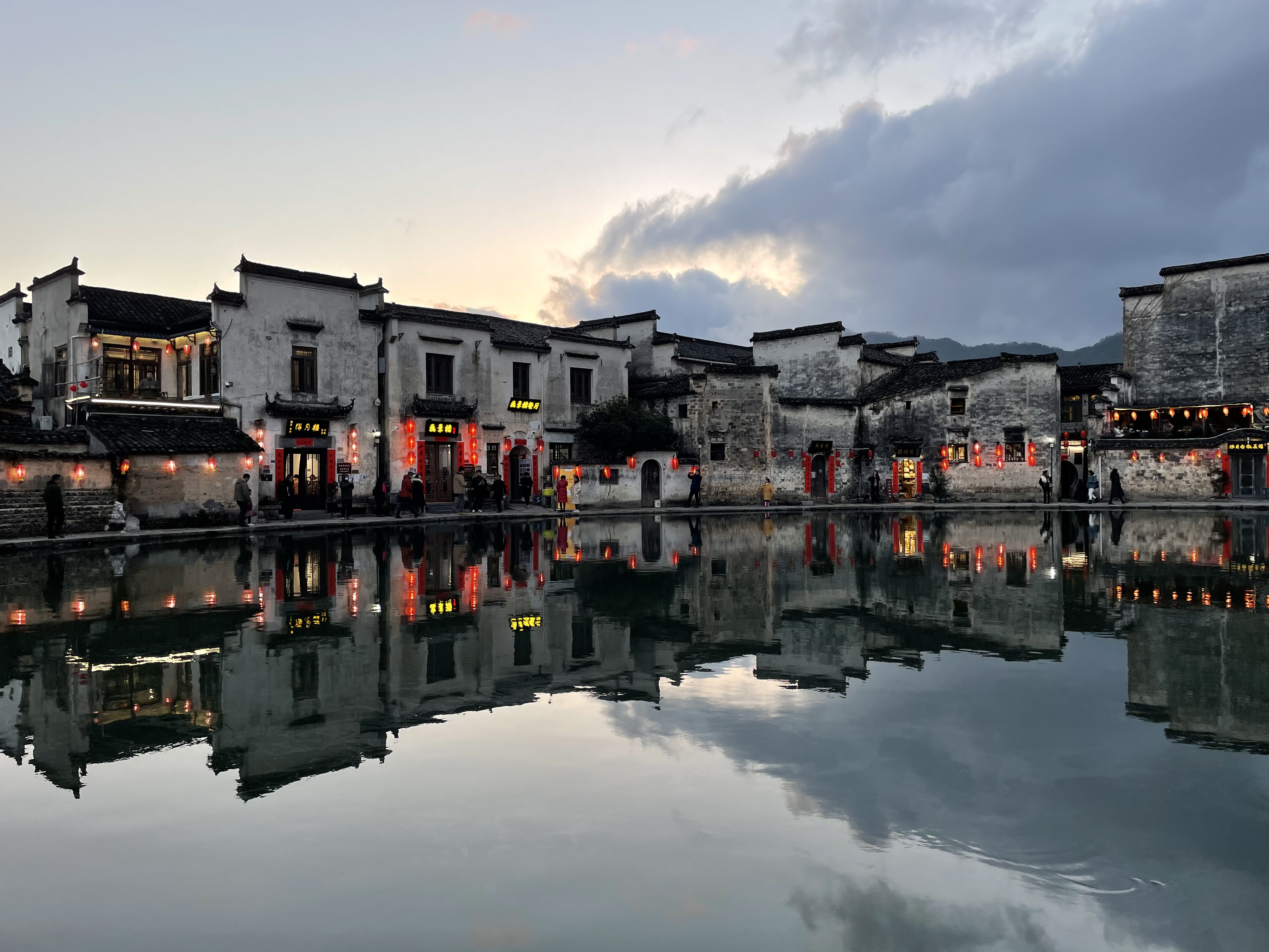 古色古香的古建筑夜景，宛如水墨画卷
