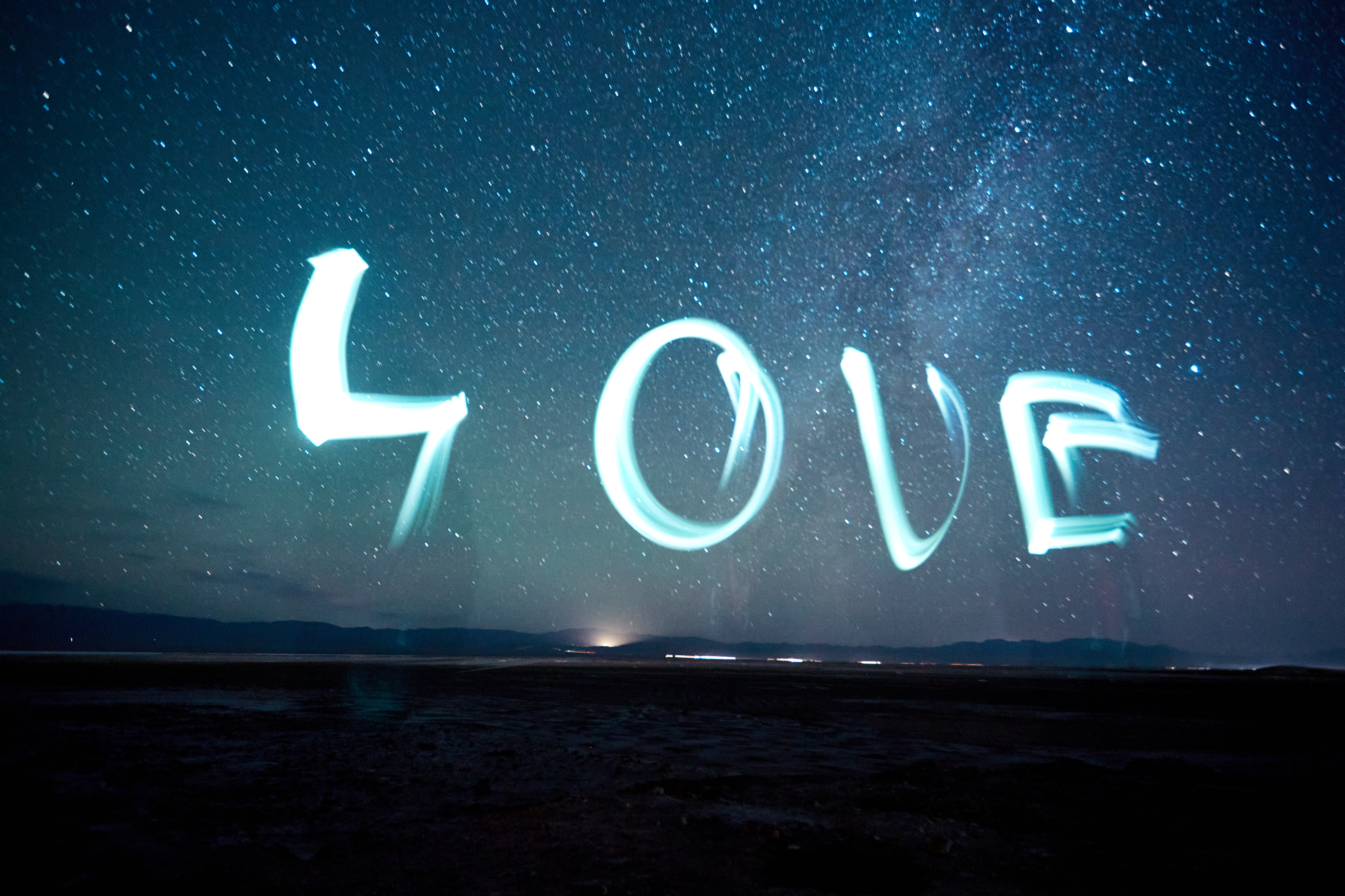 璀璨星空下的LOVE”，浪漫情人节宣传图