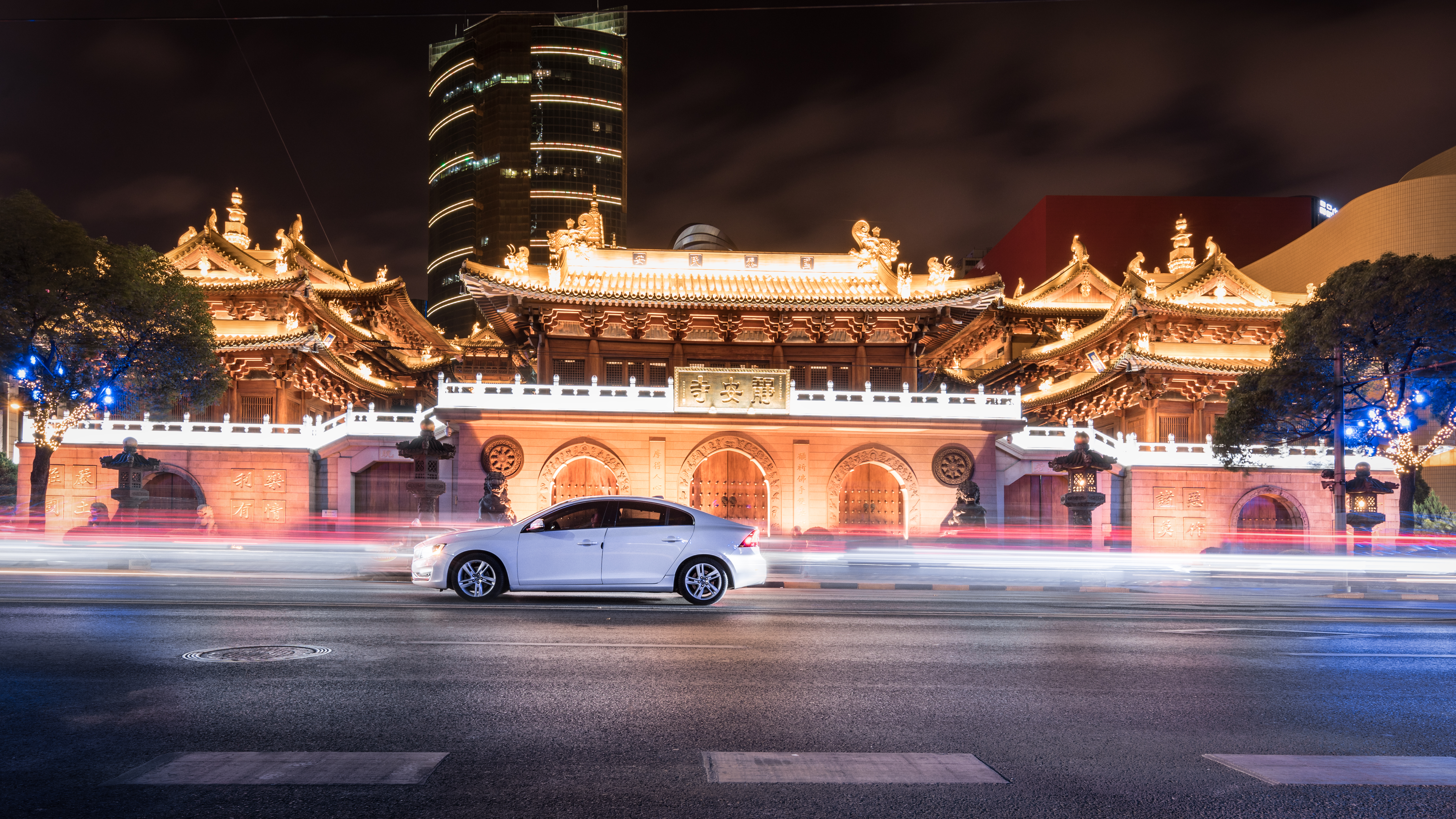 夜幕下古建筑前的白色汽车尽显时尚风范
