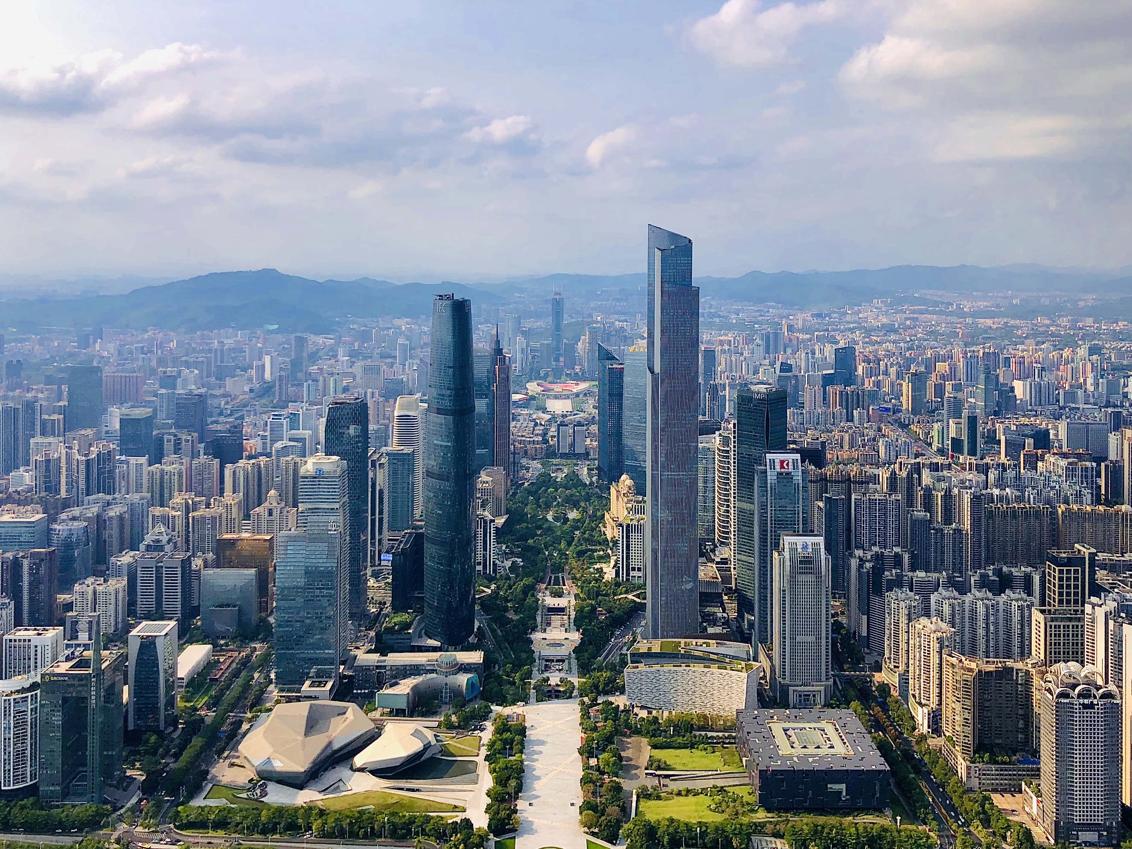 繁华都市景观尽显，现代化城市风貌展示