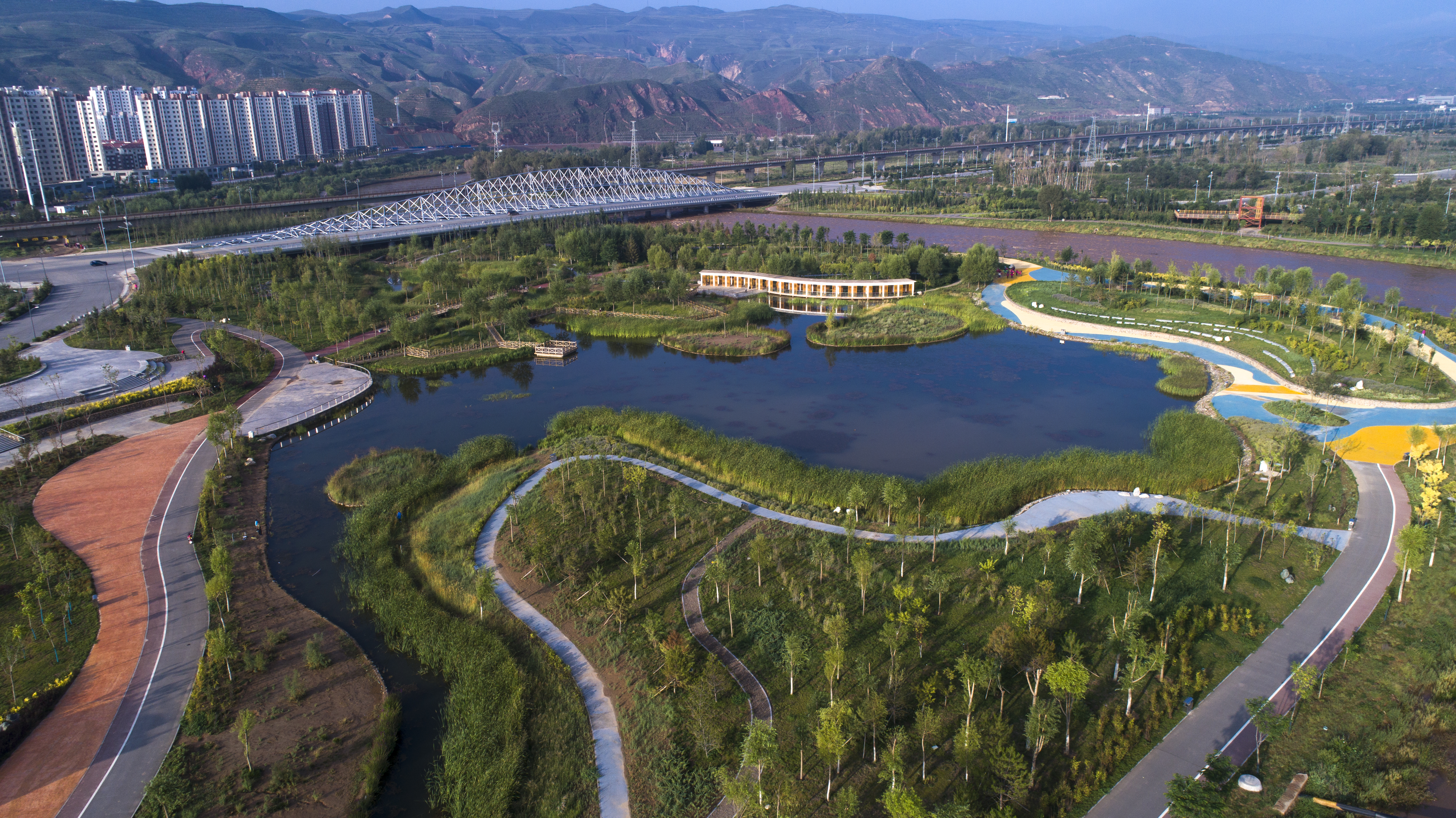 美丽湖泊景观 城市生态公园宣传海报