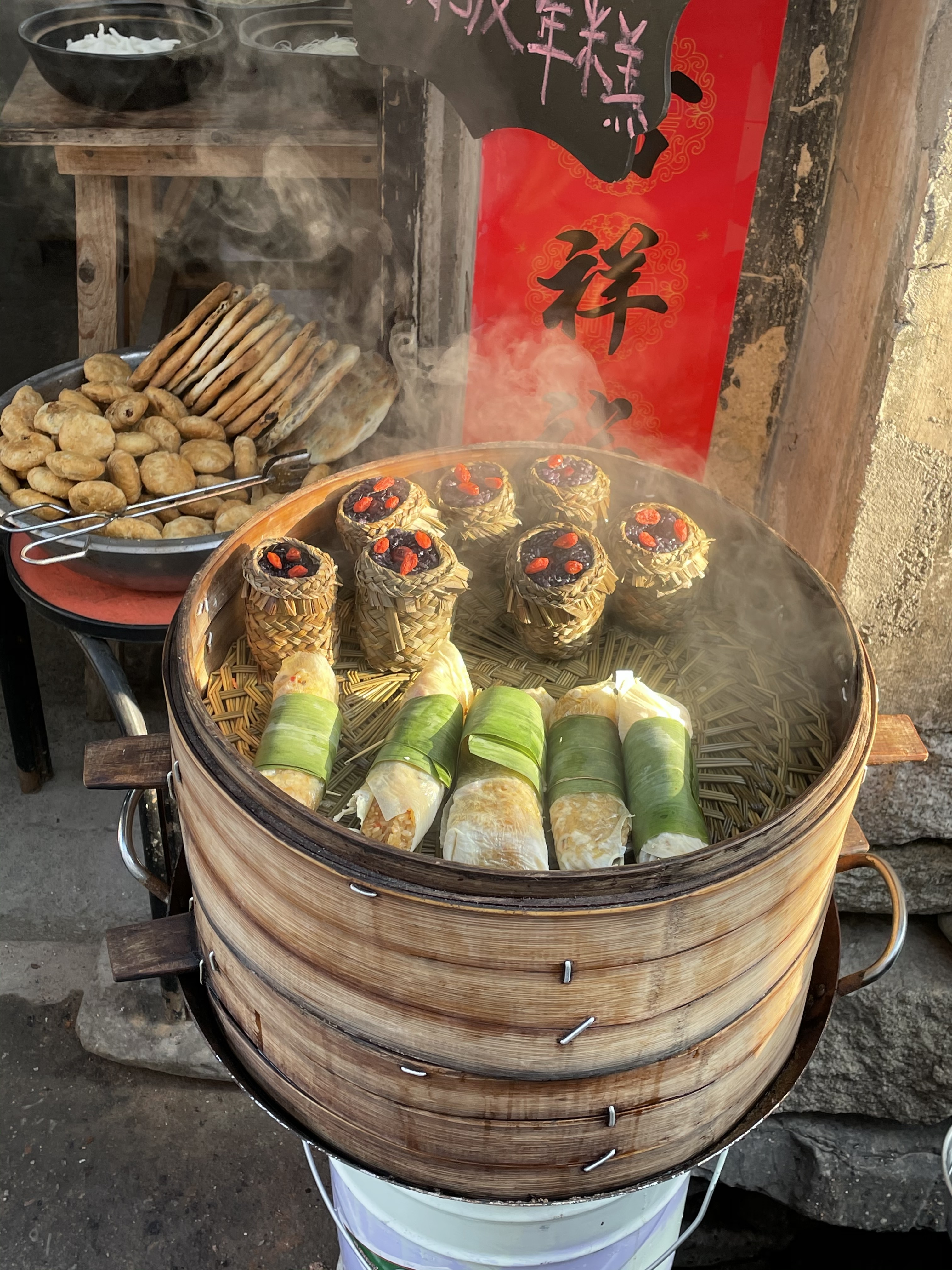 传统竹蒸笼蒸制特色糕点 美味诱人