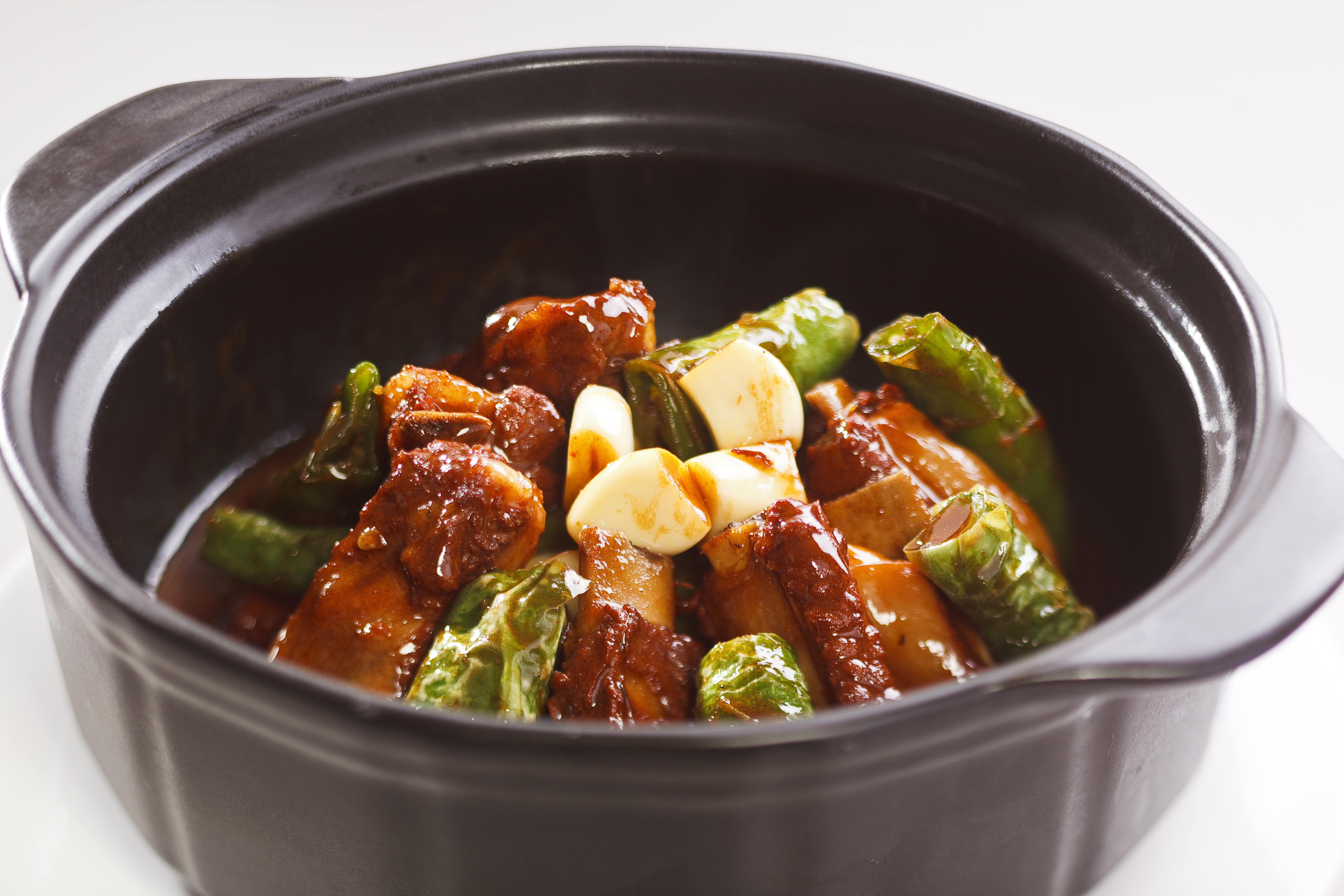 美味砂锅排骨，经典中餐佳肴令人垂涎
