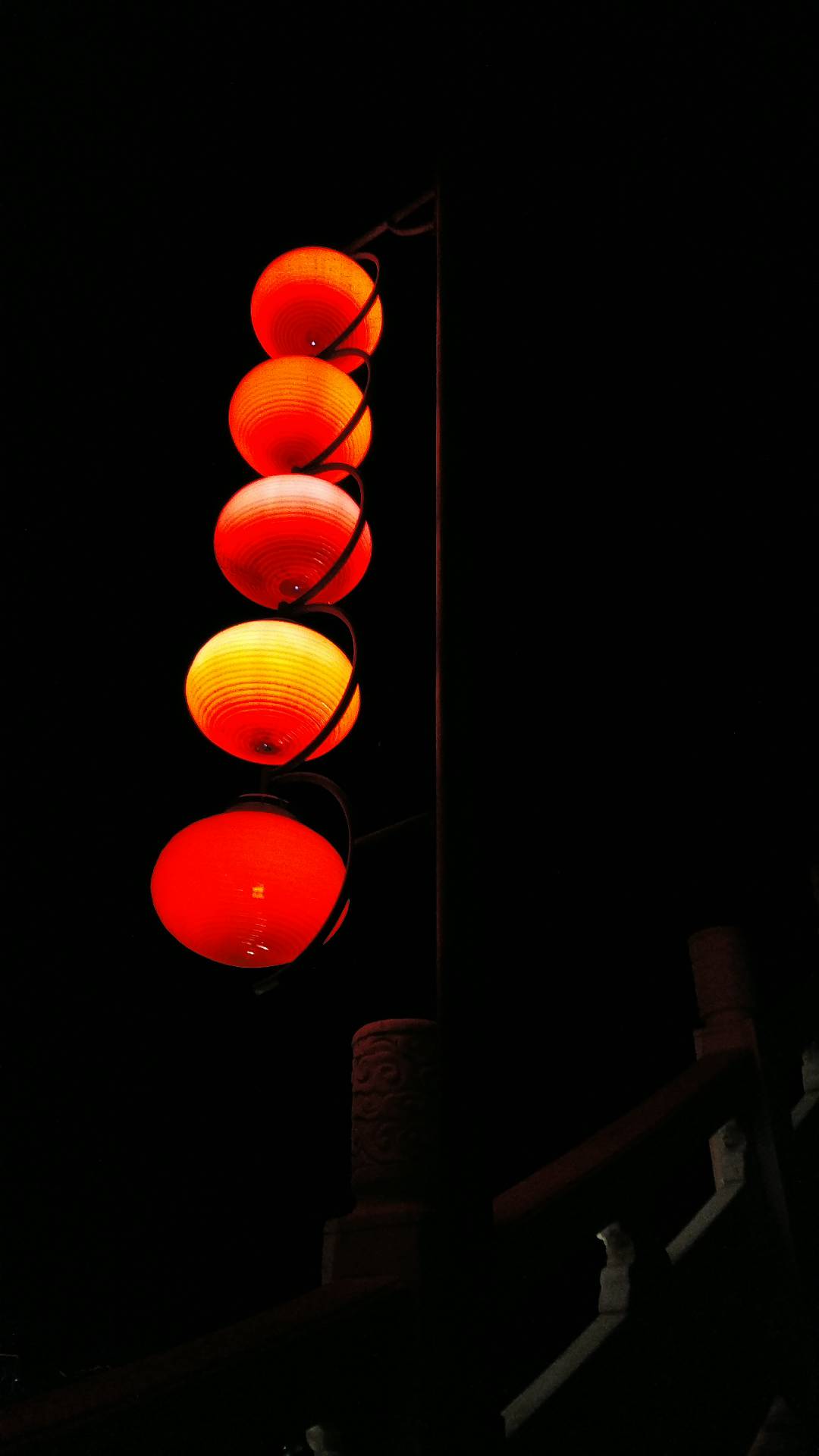 喜庆红灯笼点亮夜晚，尽显中国风韵味