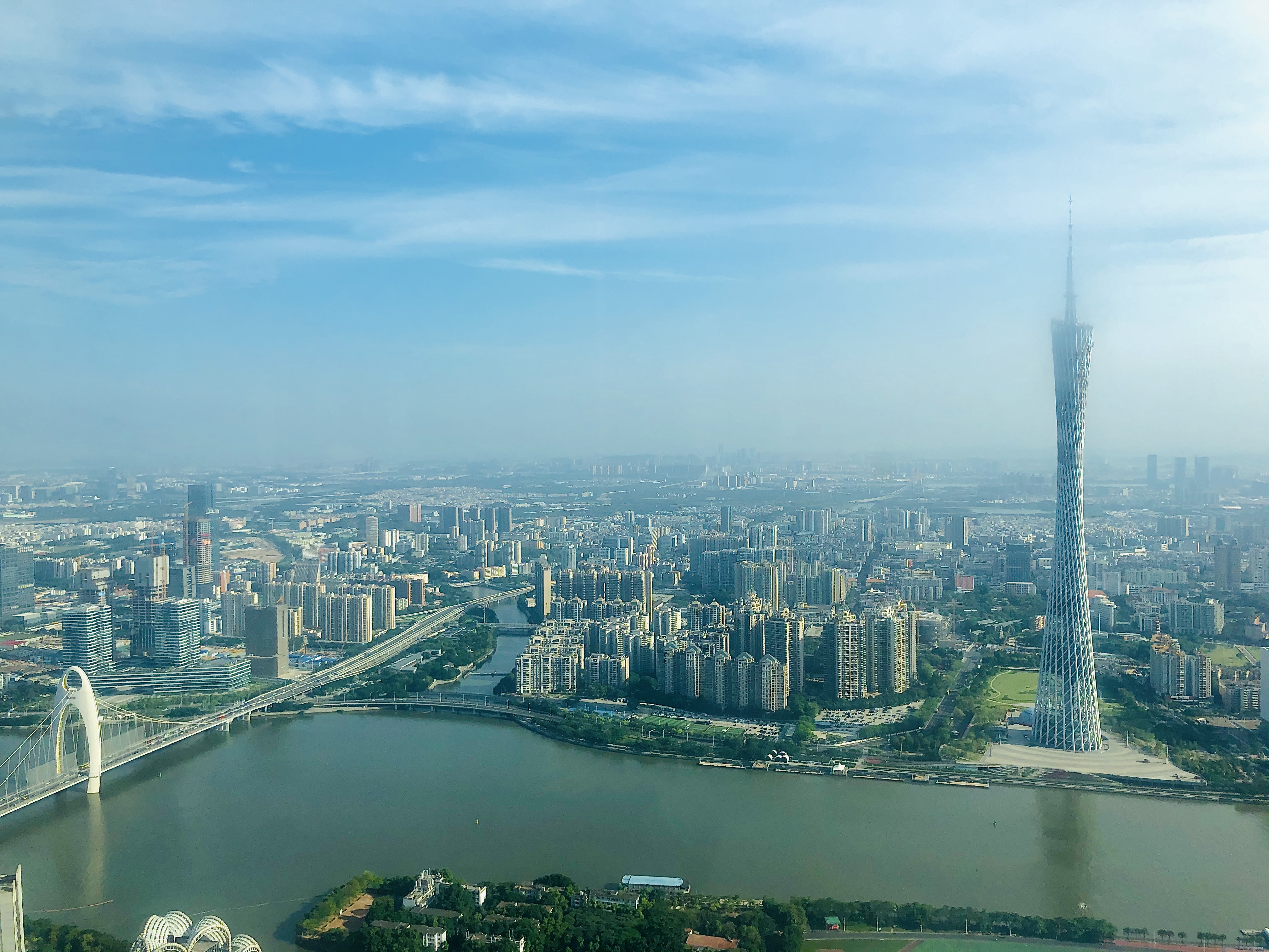 俯瞰城市风光，地标建筑尽显繁华之景