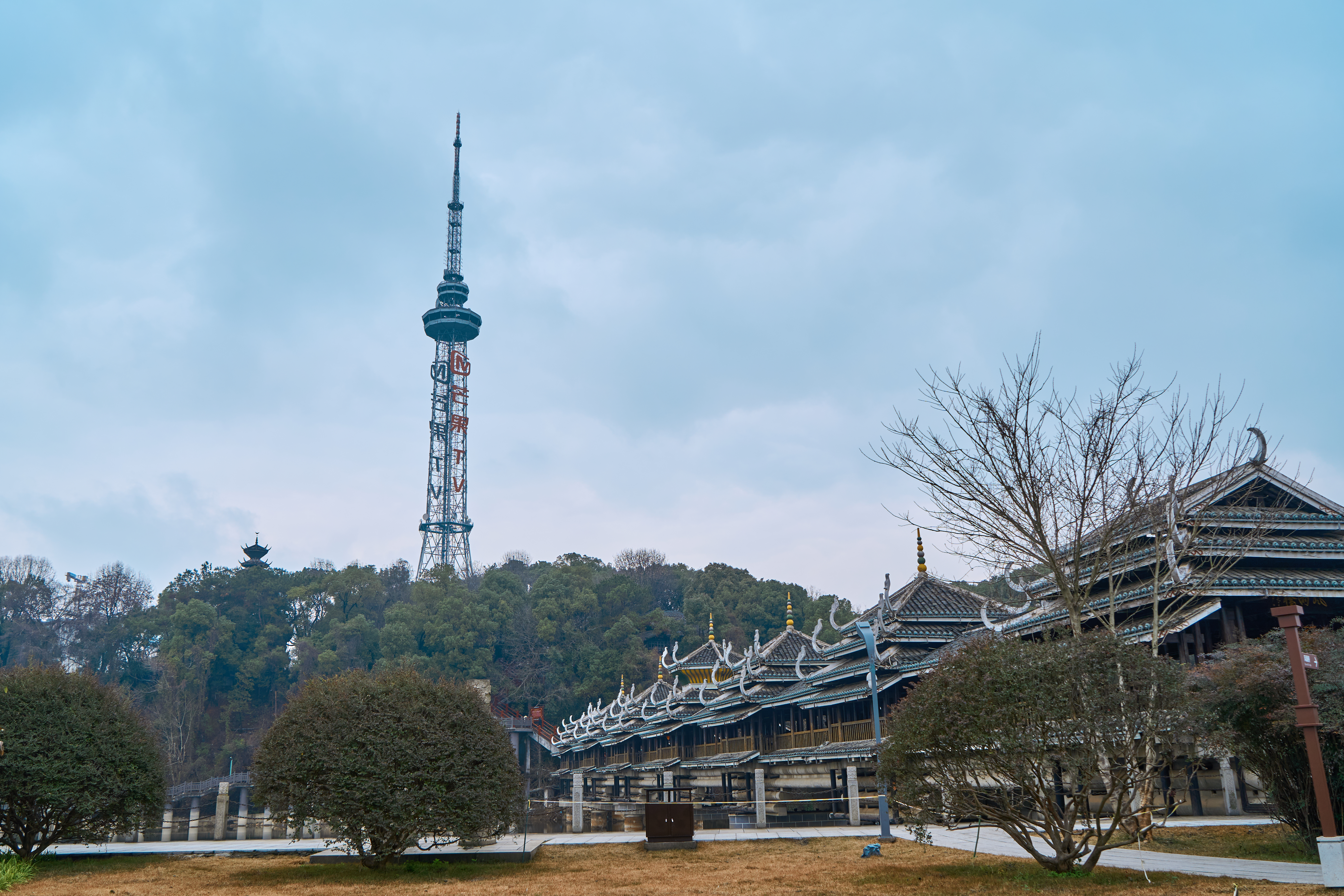 古建筑旁的高塔 独特地标风景电脑壁纸