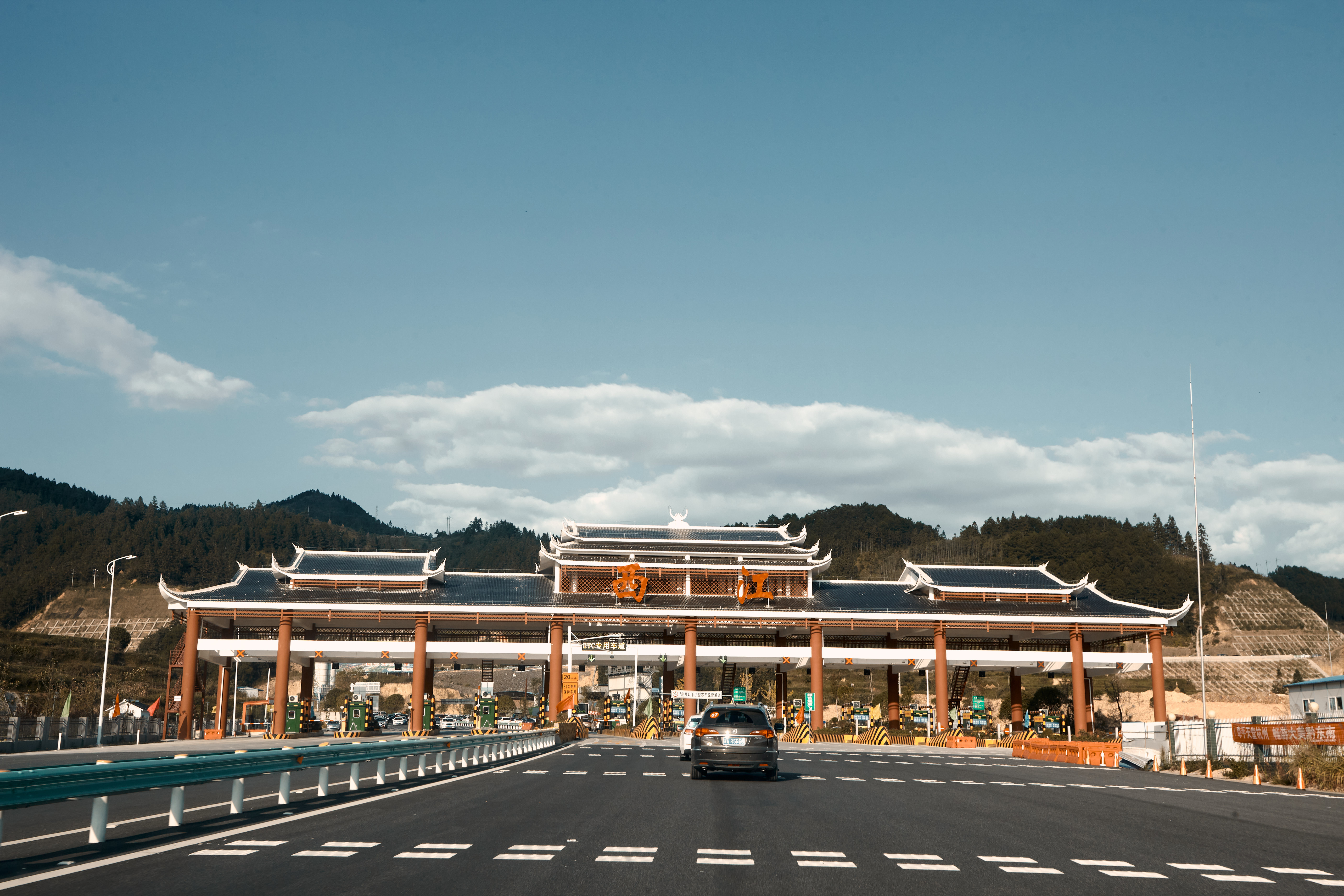 具有中国风特色的高速公路收费站建筑景观