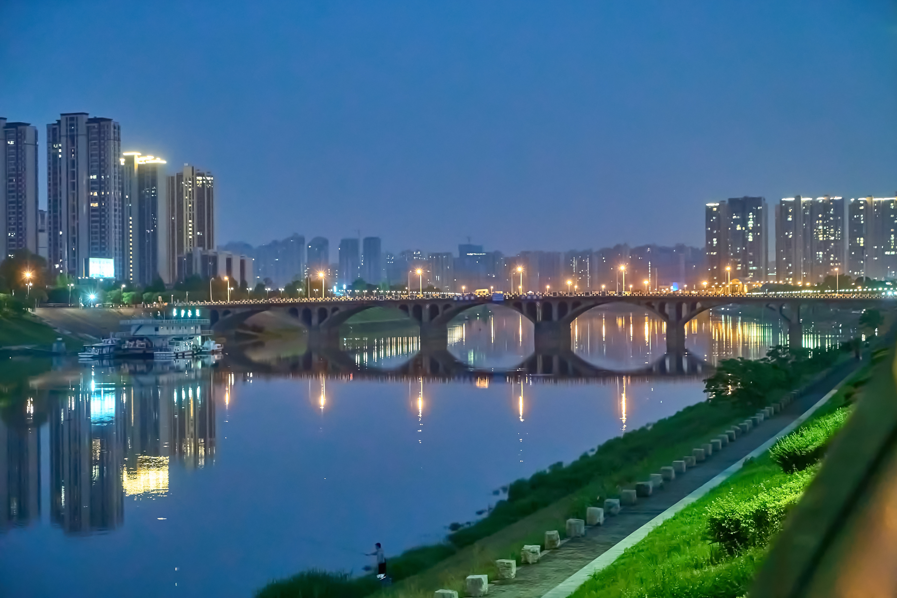 城市江河夜景美，灯火辉煌映水色