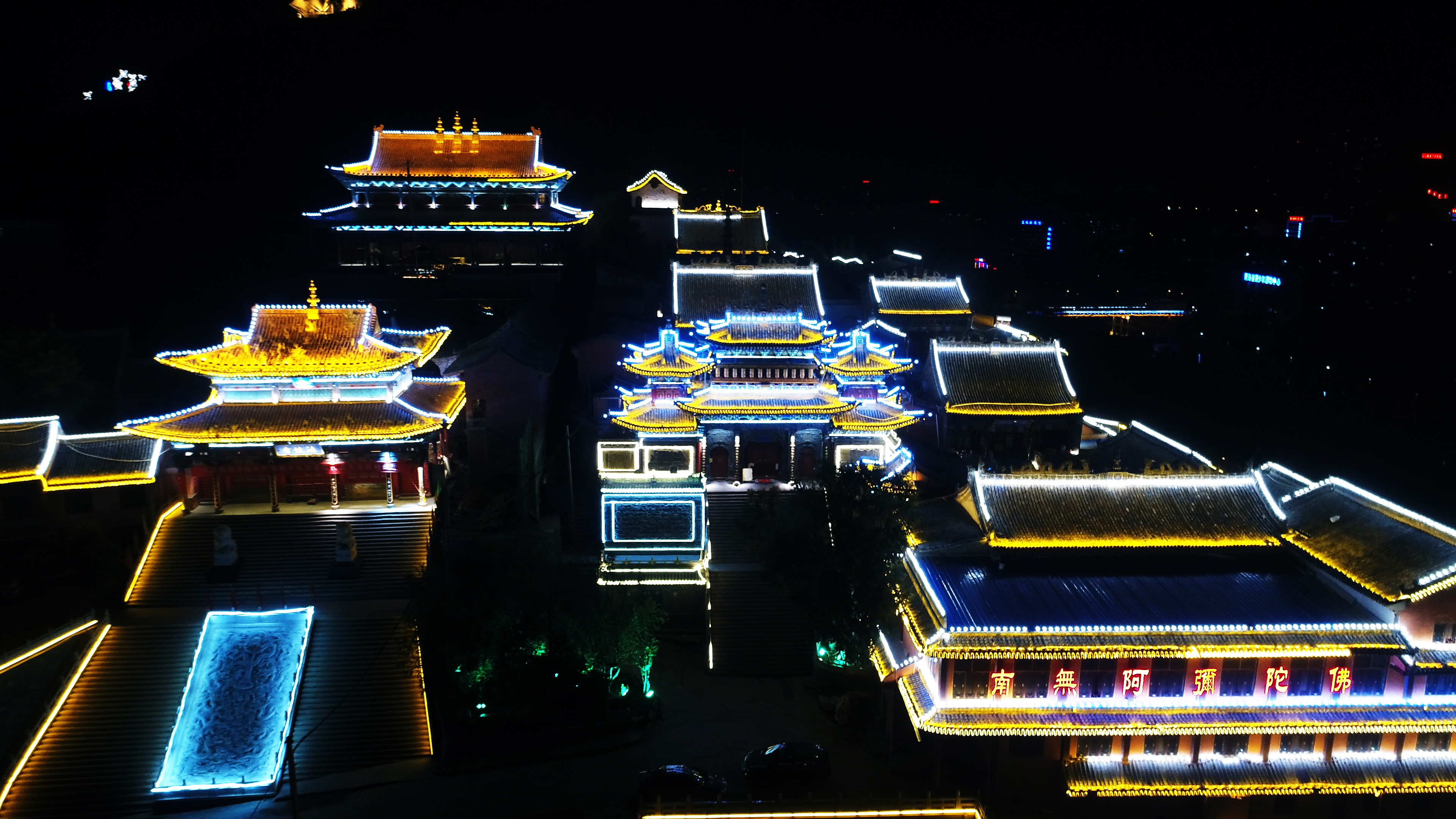 璀璨灯光下的古建筑夜景尽显中国风魅力
