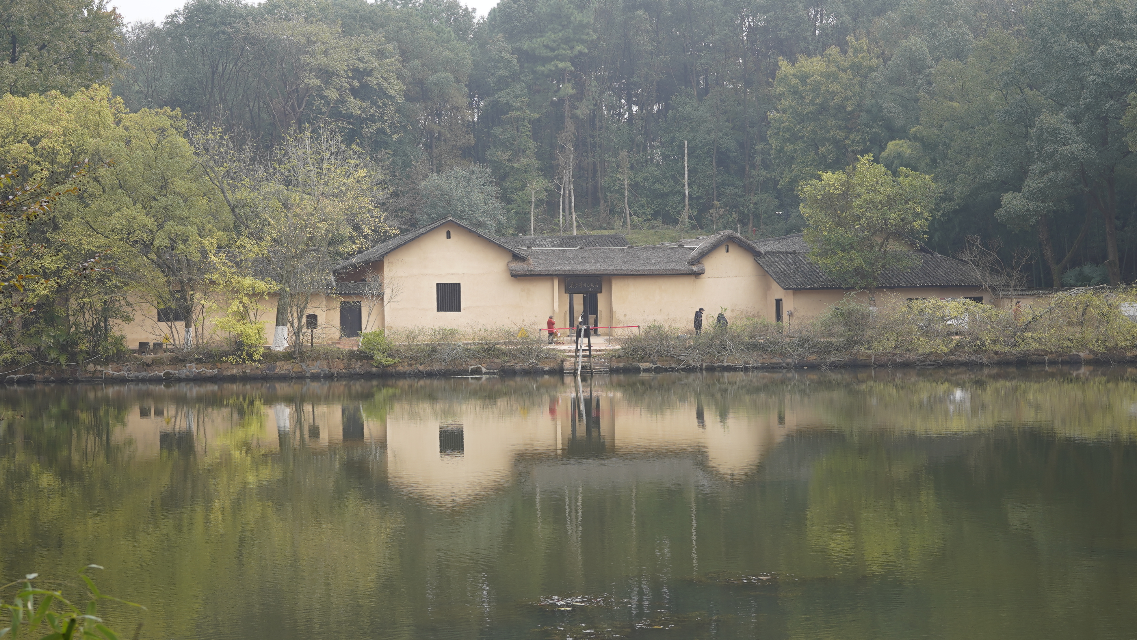 湖畔土房静谧美，乡村风景宜人似画境