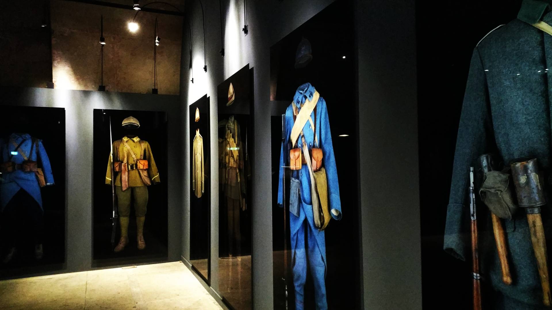 展示各式军装的历史文物展览宣传物料