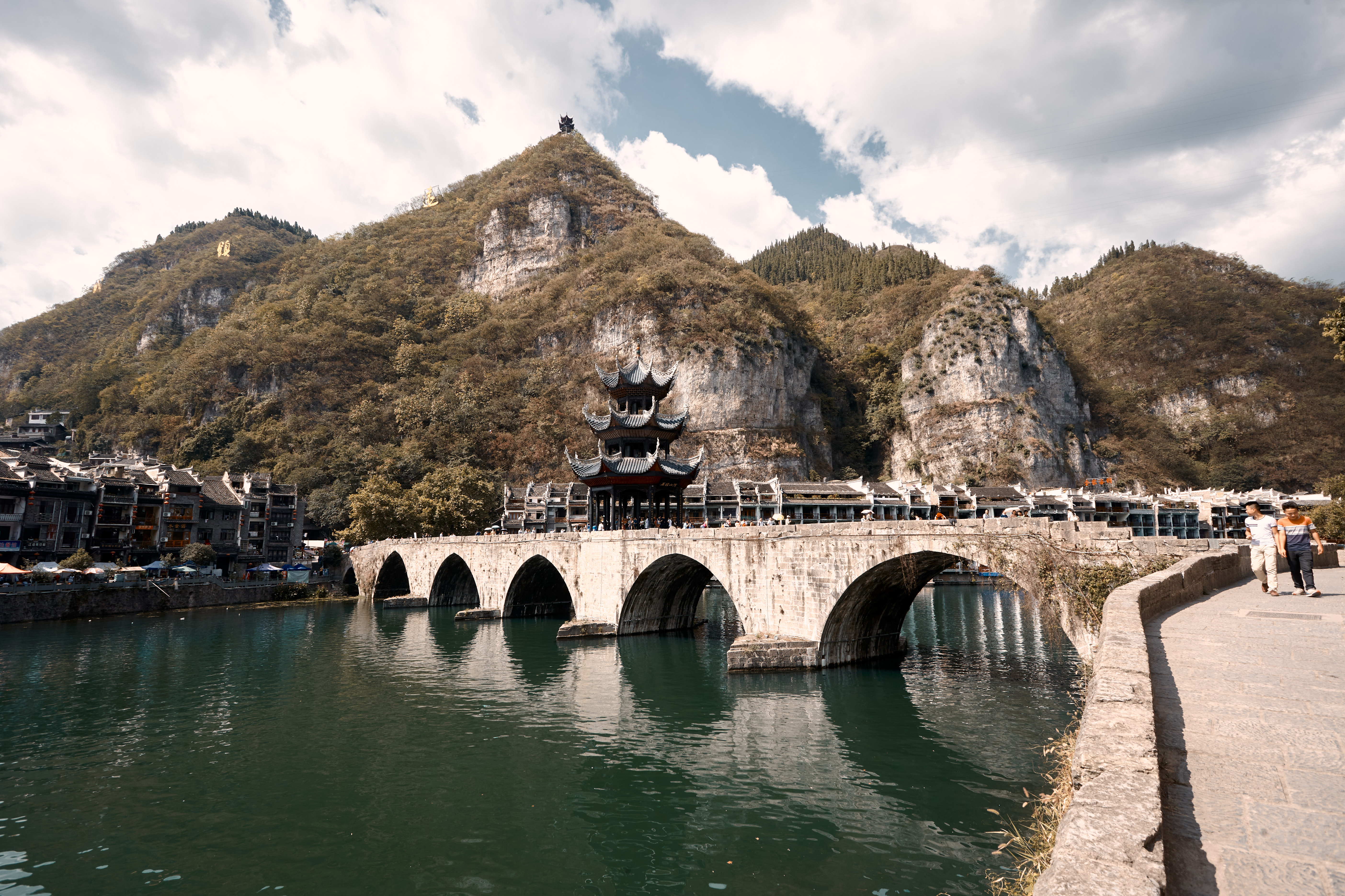 古韵石桥横跨江河，尽显中国风山水之美