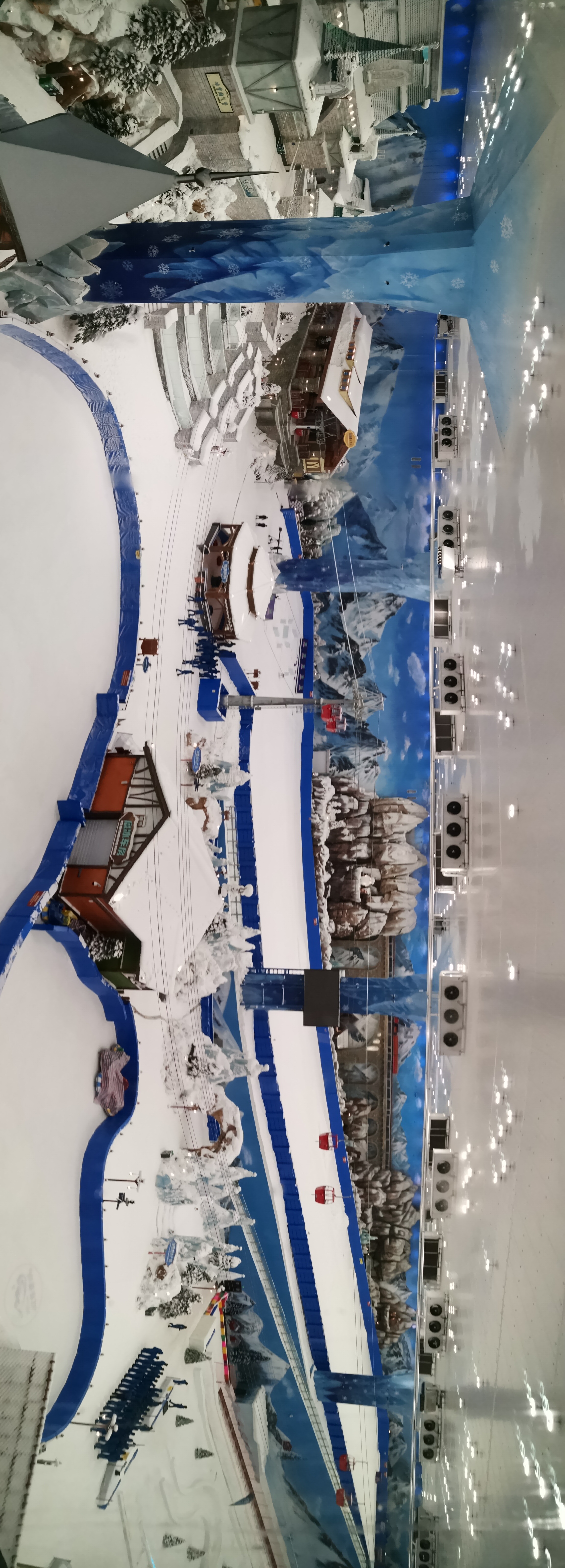 蓝白色系滑雪场模型，尽显冰雪运动之美