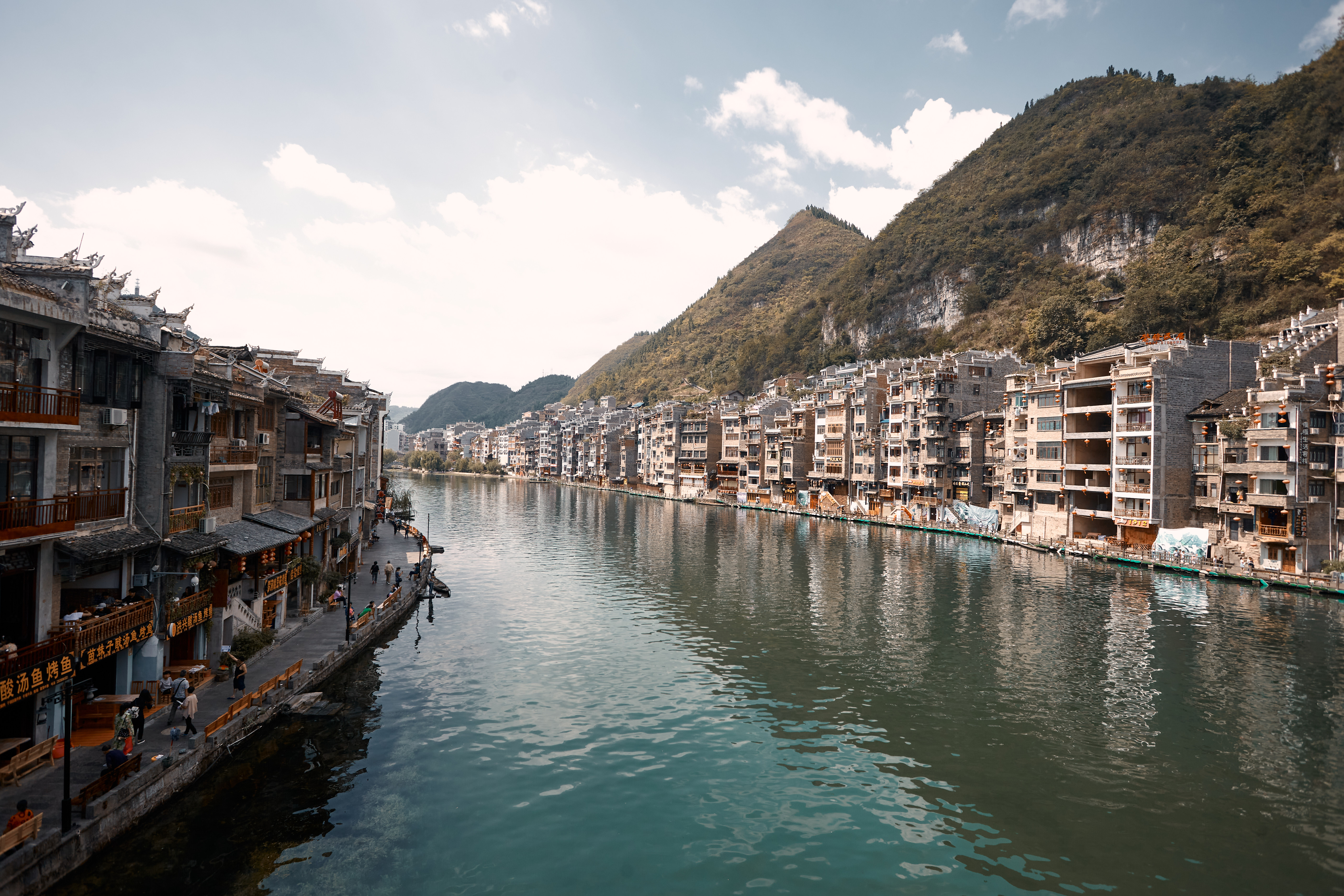 赏江河畔古建筑风光，感受中式韵味之美