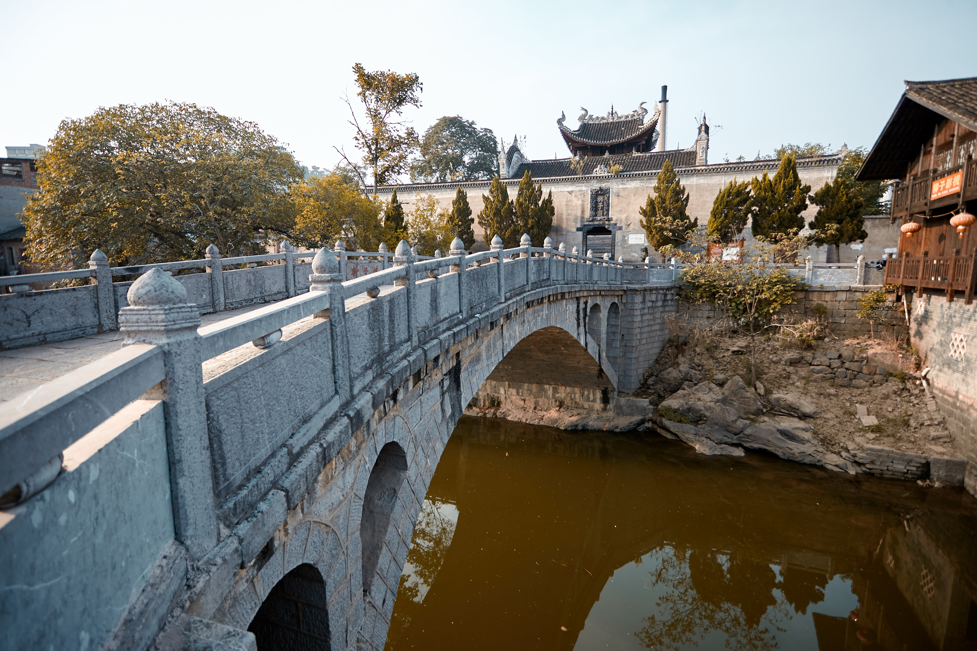 古桥横跨江水，尽显古建筑独特韵味