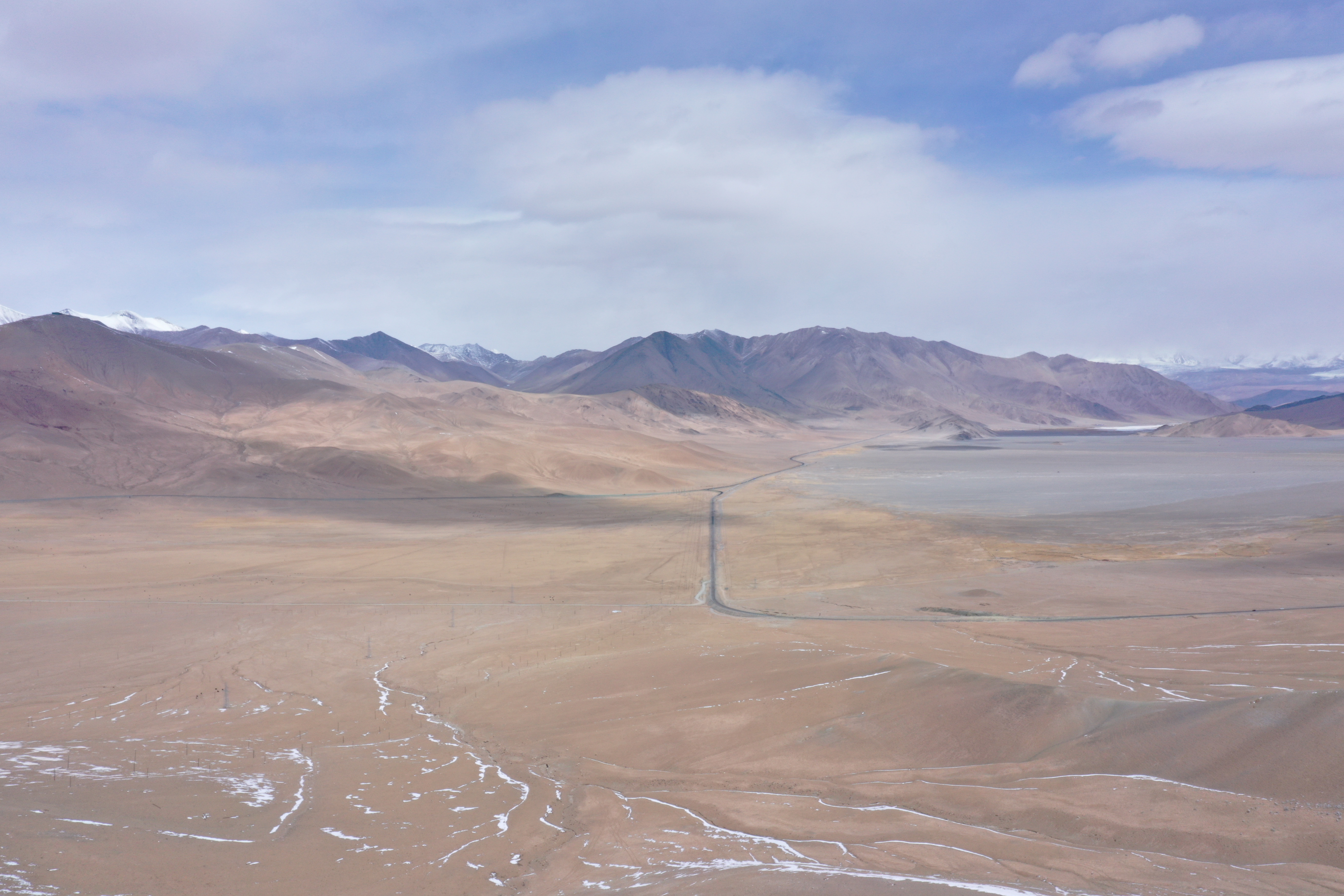 广袤沙漠公路景色，尽显独特自然之美