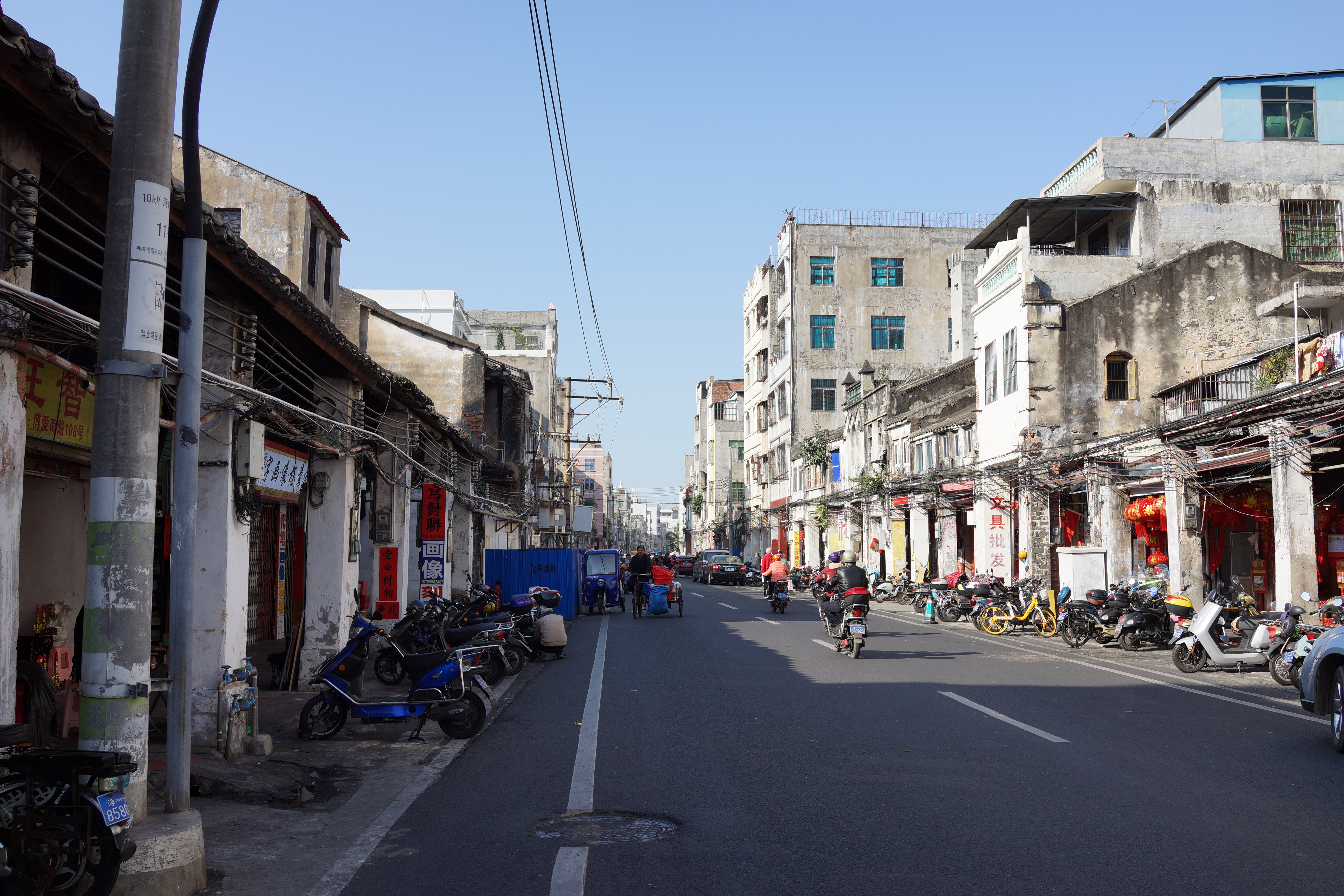 老街风情尽显，摩托车停放的市井画卷