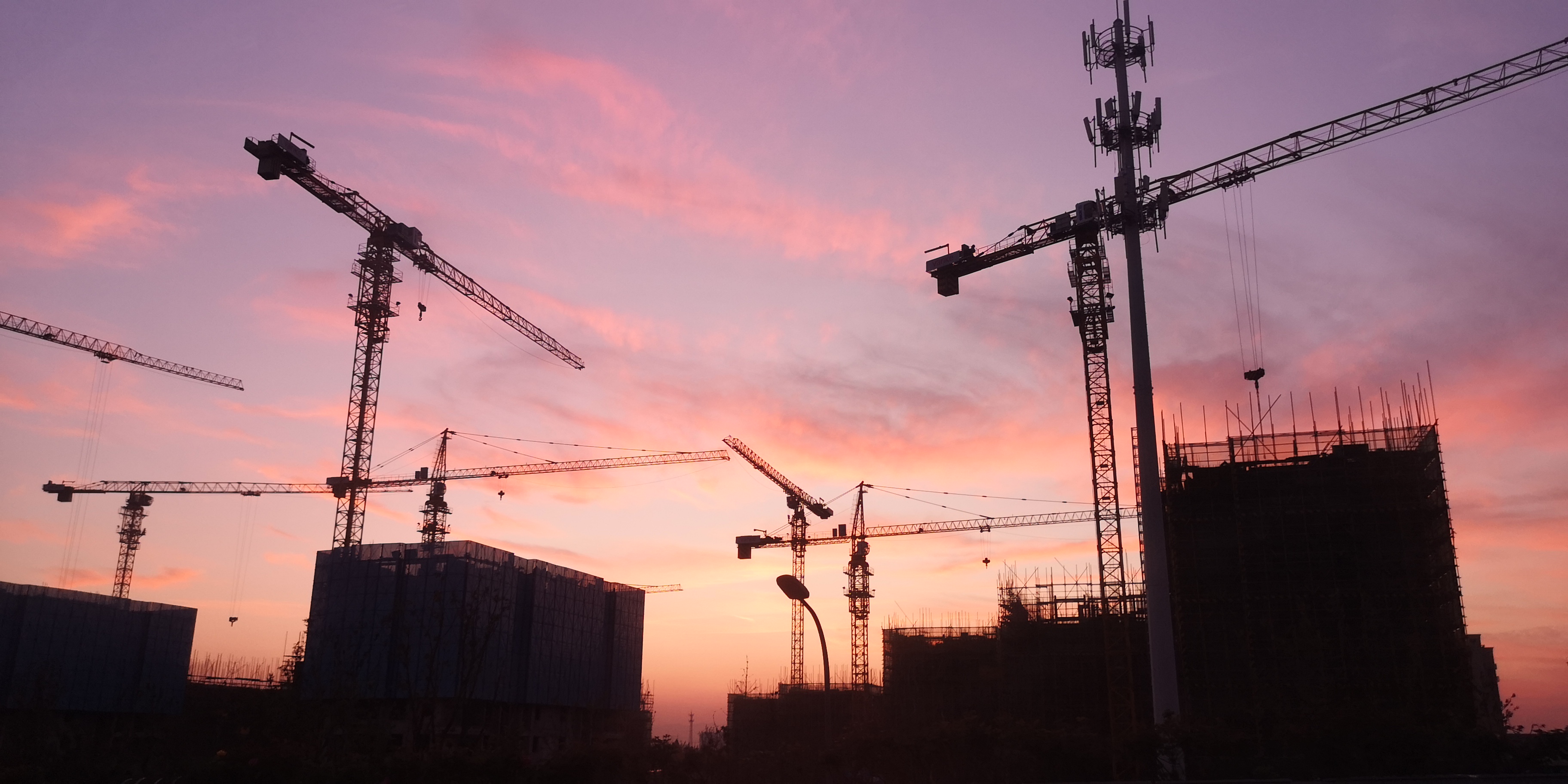 黄昏下的建筑工地 尽显城市建设之美