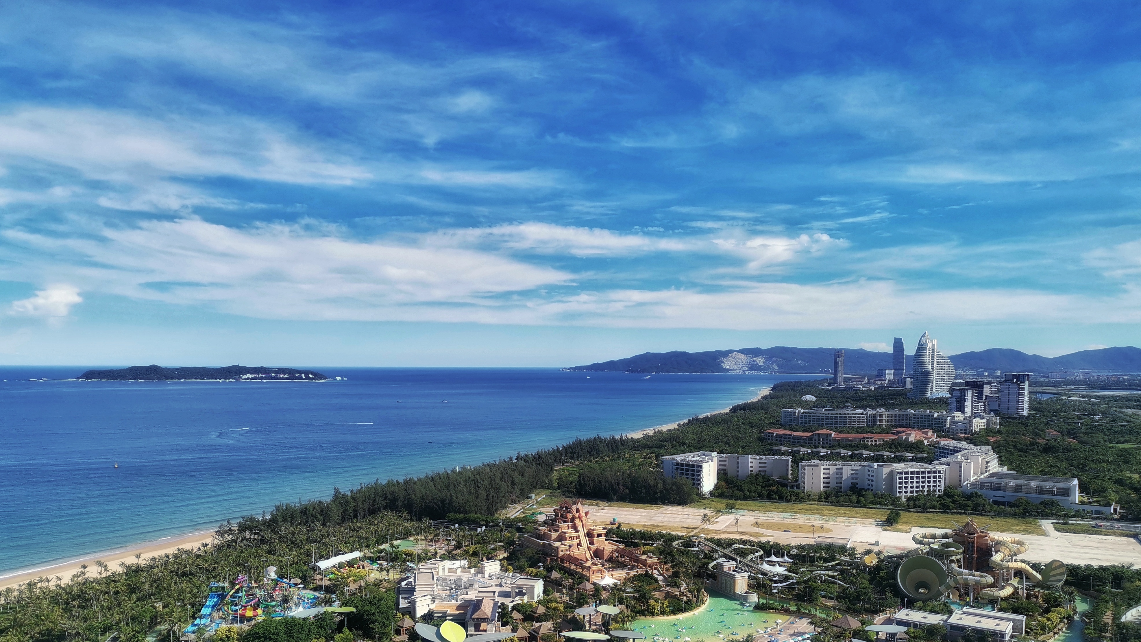 海滨城市的美丽风光尽显蓝天碧海间