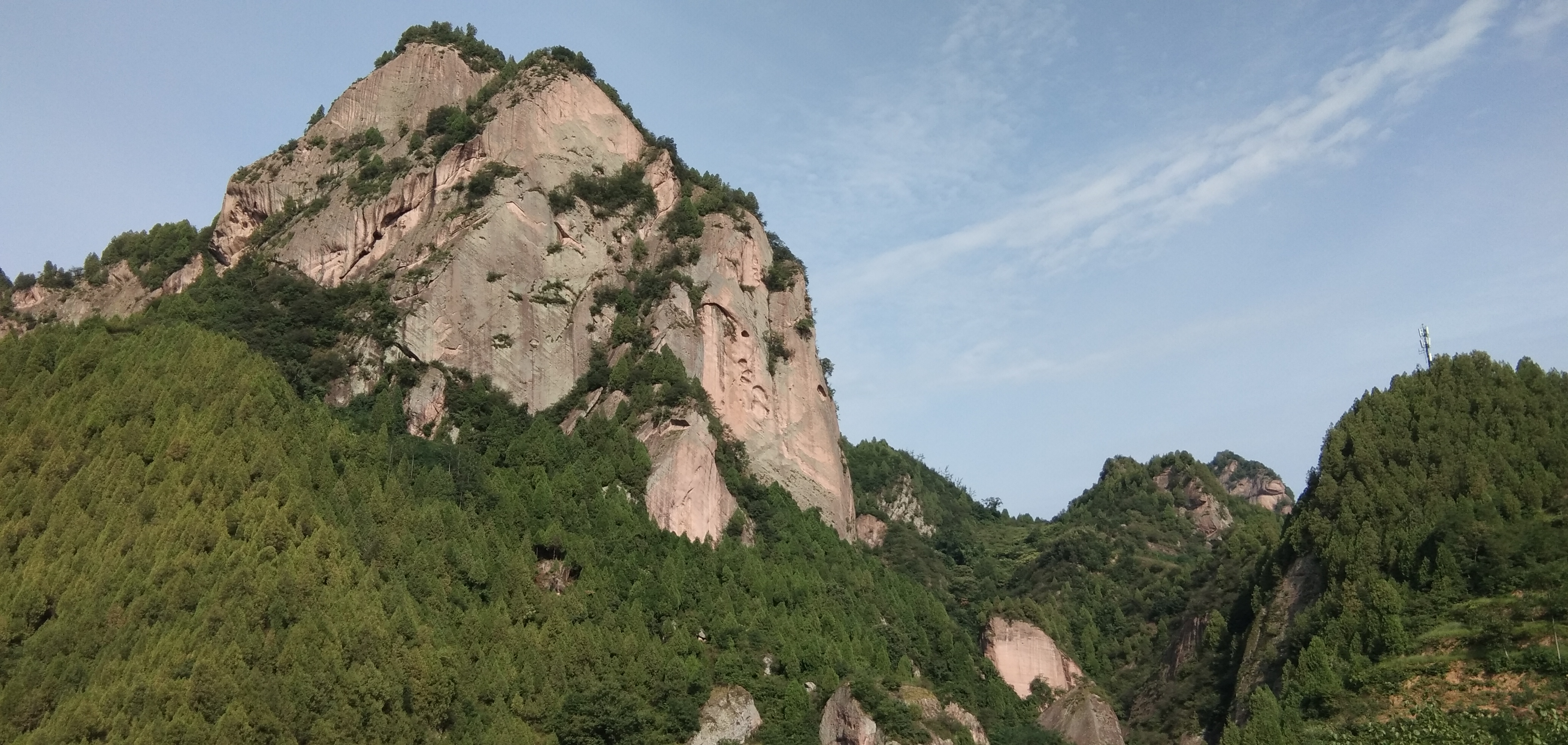 巍峨山脉绿意盎然的自然风光电脑壁纸