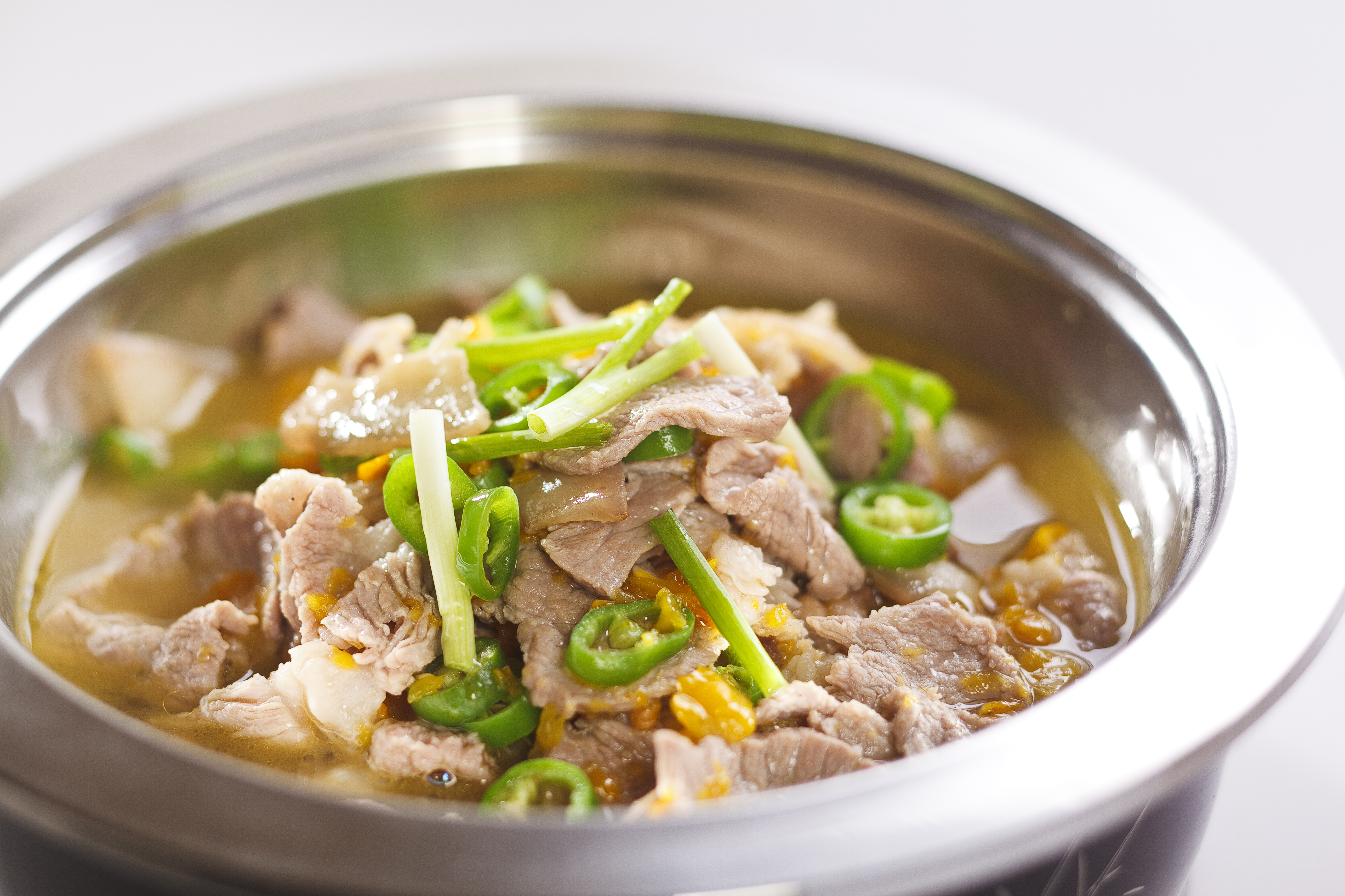 美味肉片青椒汤，特色中餐令人垂涎欲滴