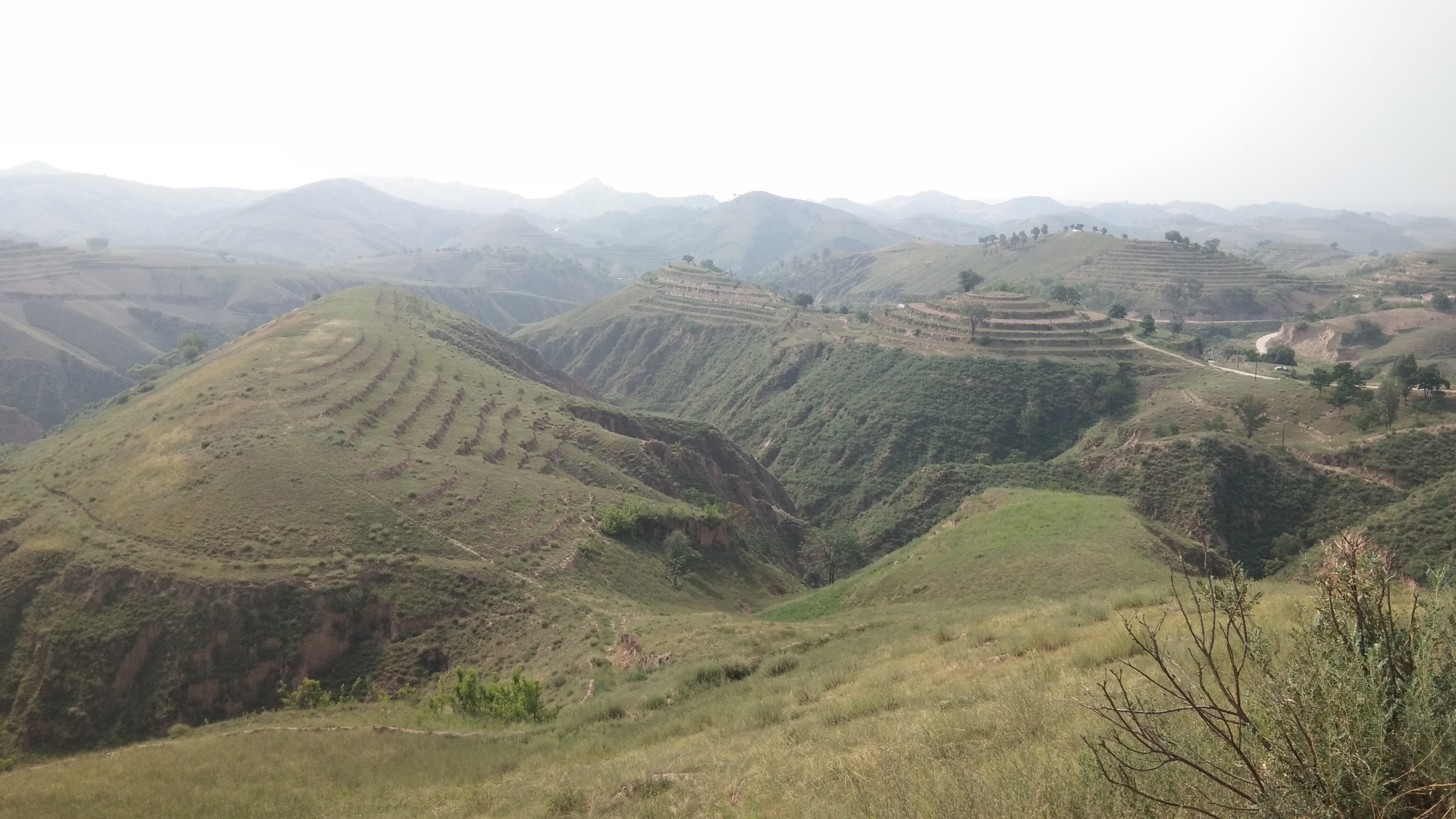 山峦起伏绿意盎然的户外风景电脑壁纸
