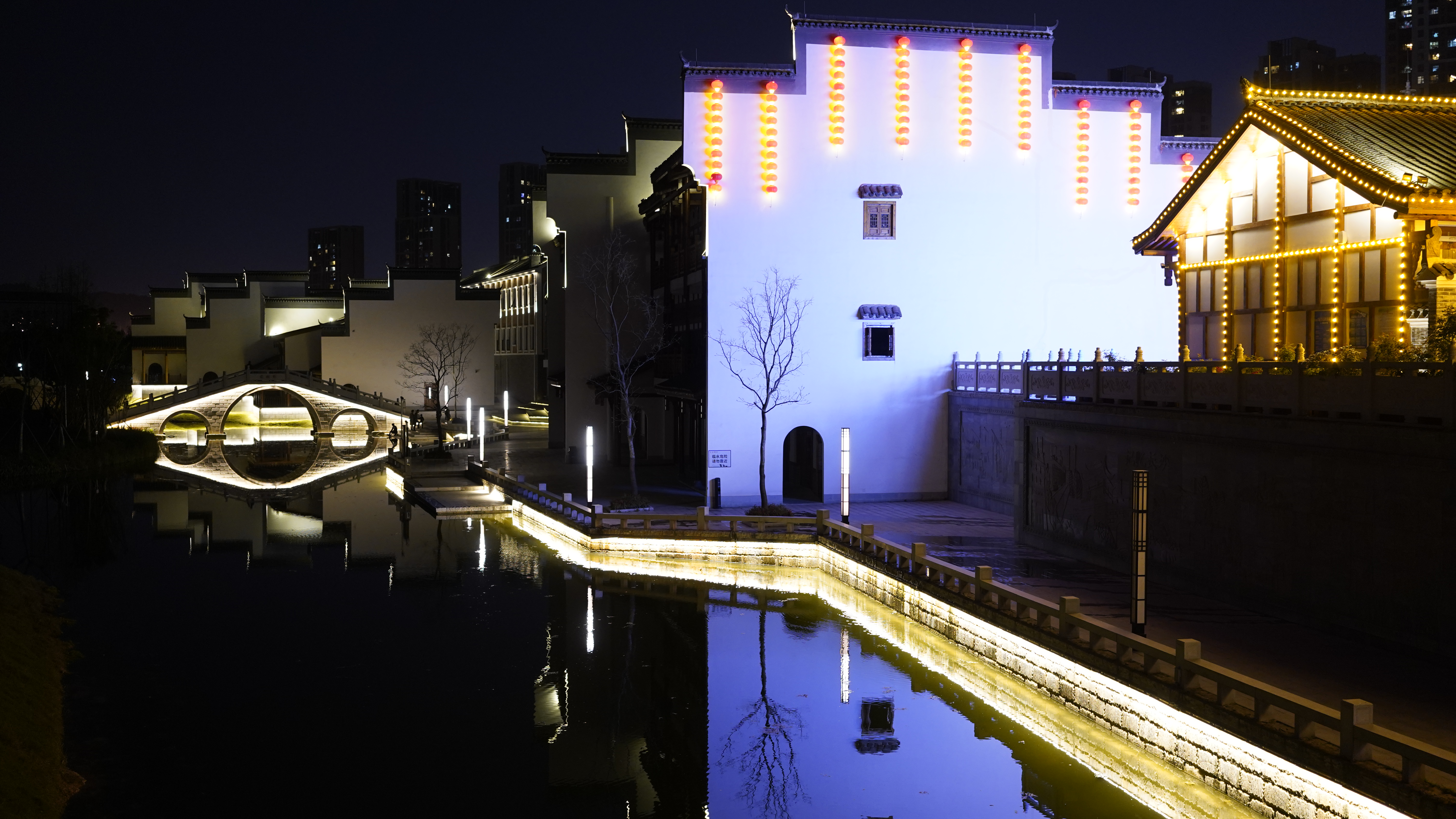 夜色下灯光璀璨的古建筑尽显中国风之美