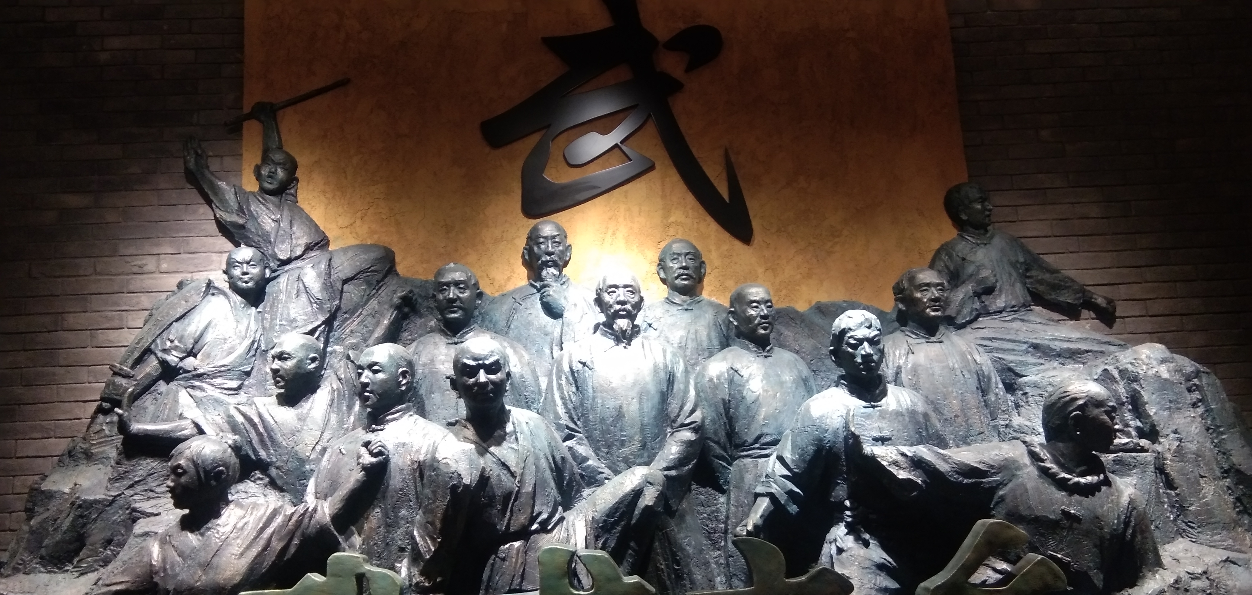 人物雕塑尽显风采 古朴风格的艺术展览