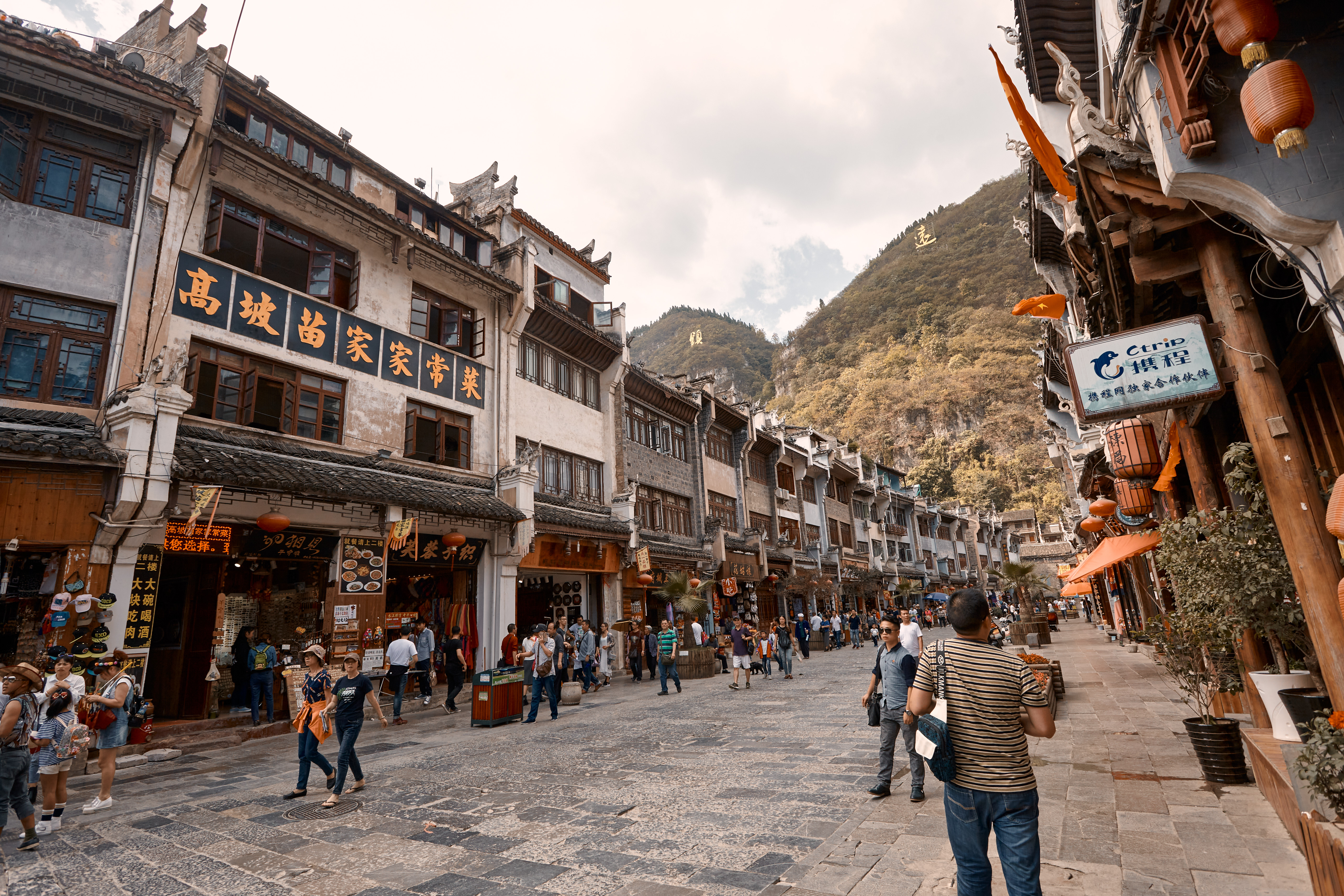 古色古香的古建筑街道尽显传统中国风情