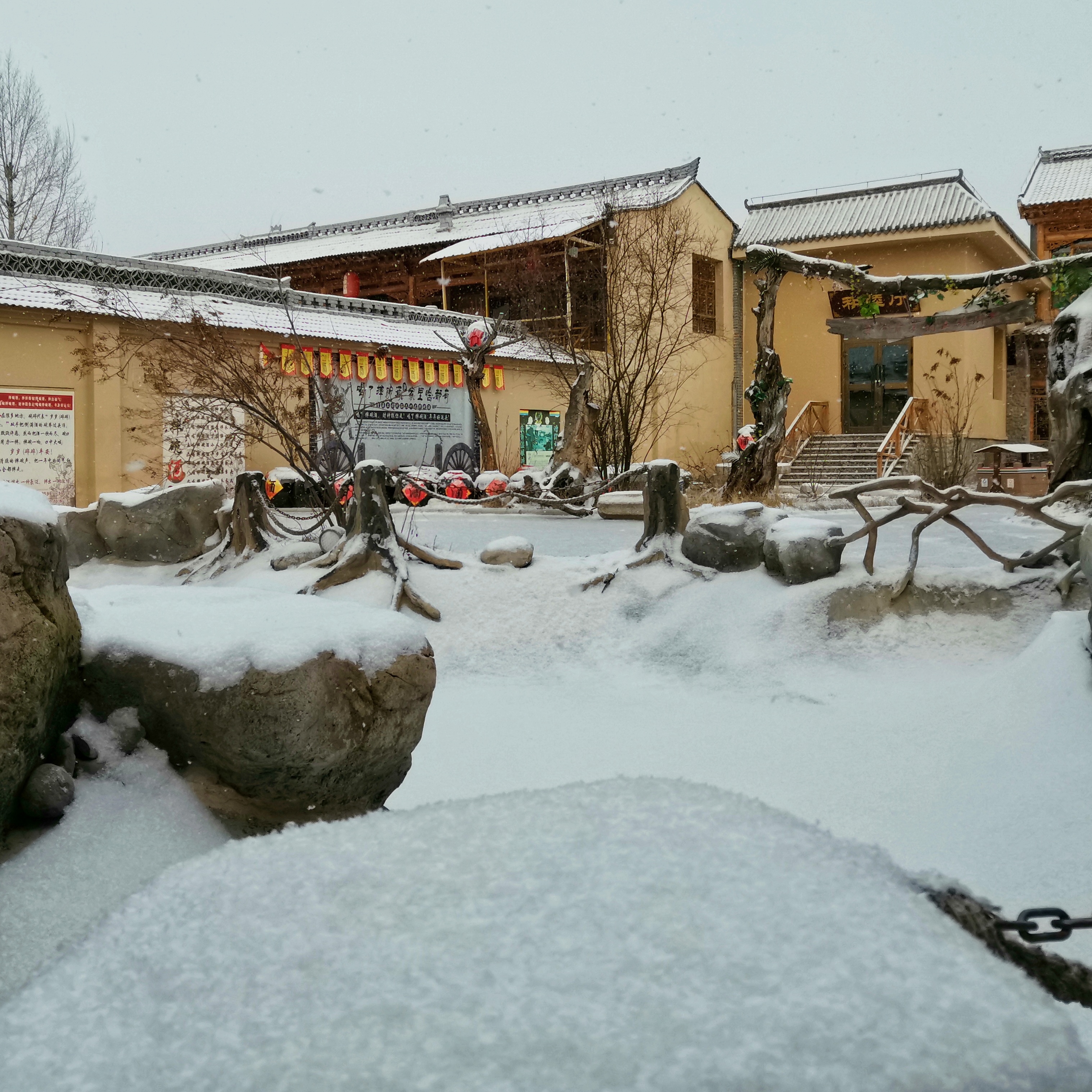 大雪纷飞下的古建筑，尽显冬日独特景致