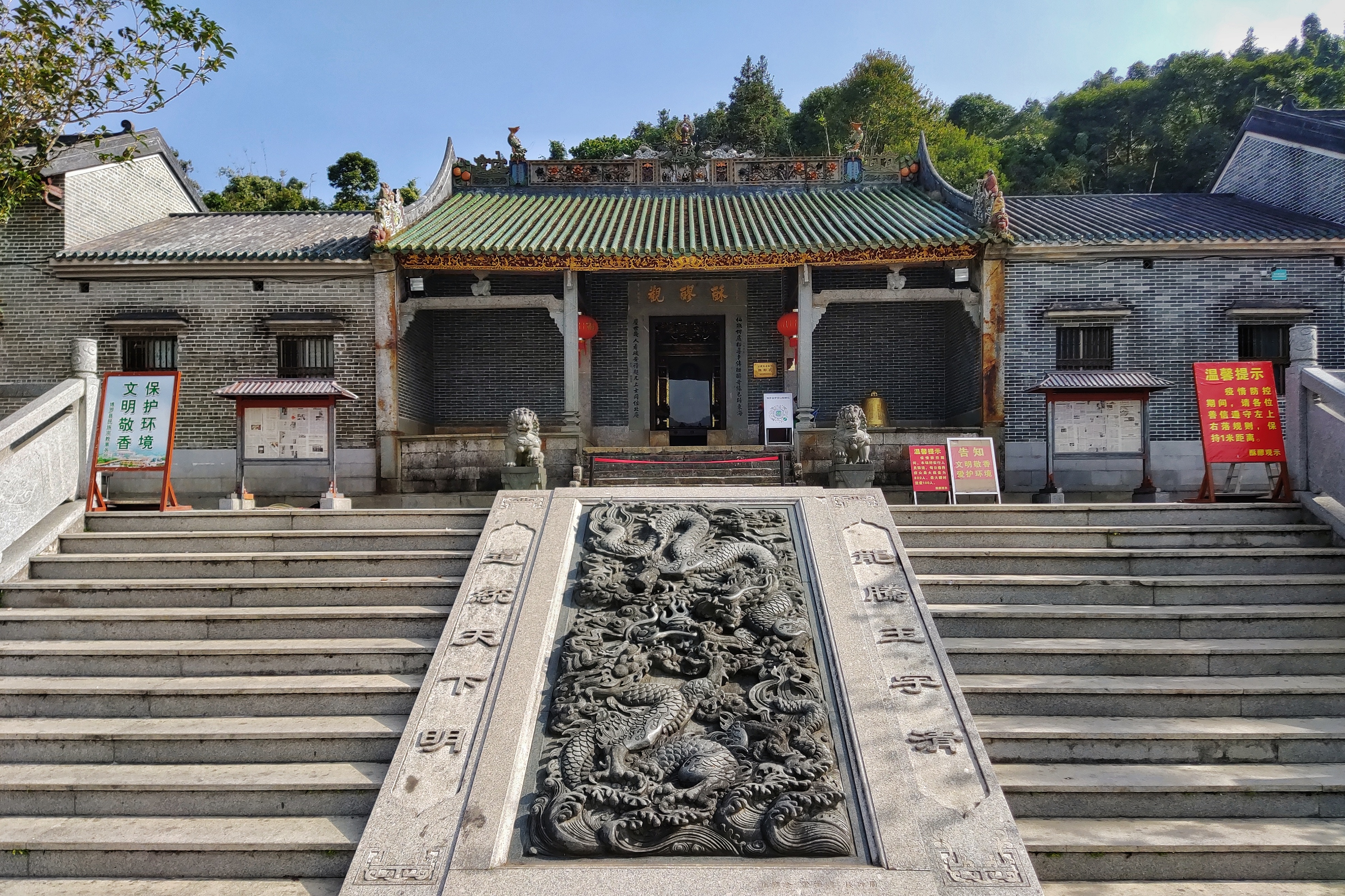古建筑前的精美雕刻 尽显中国风韵味