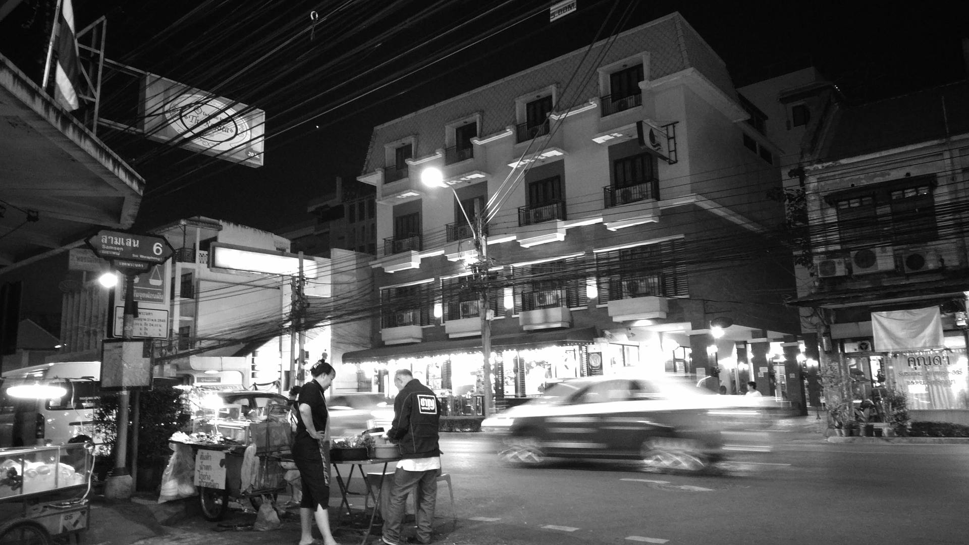 黑白夜景展现城市街道 汽车人物皆入镜
