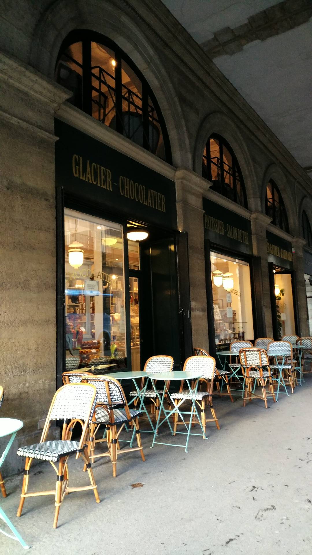 特色巧克力店外摆，享受惬意户外时光”