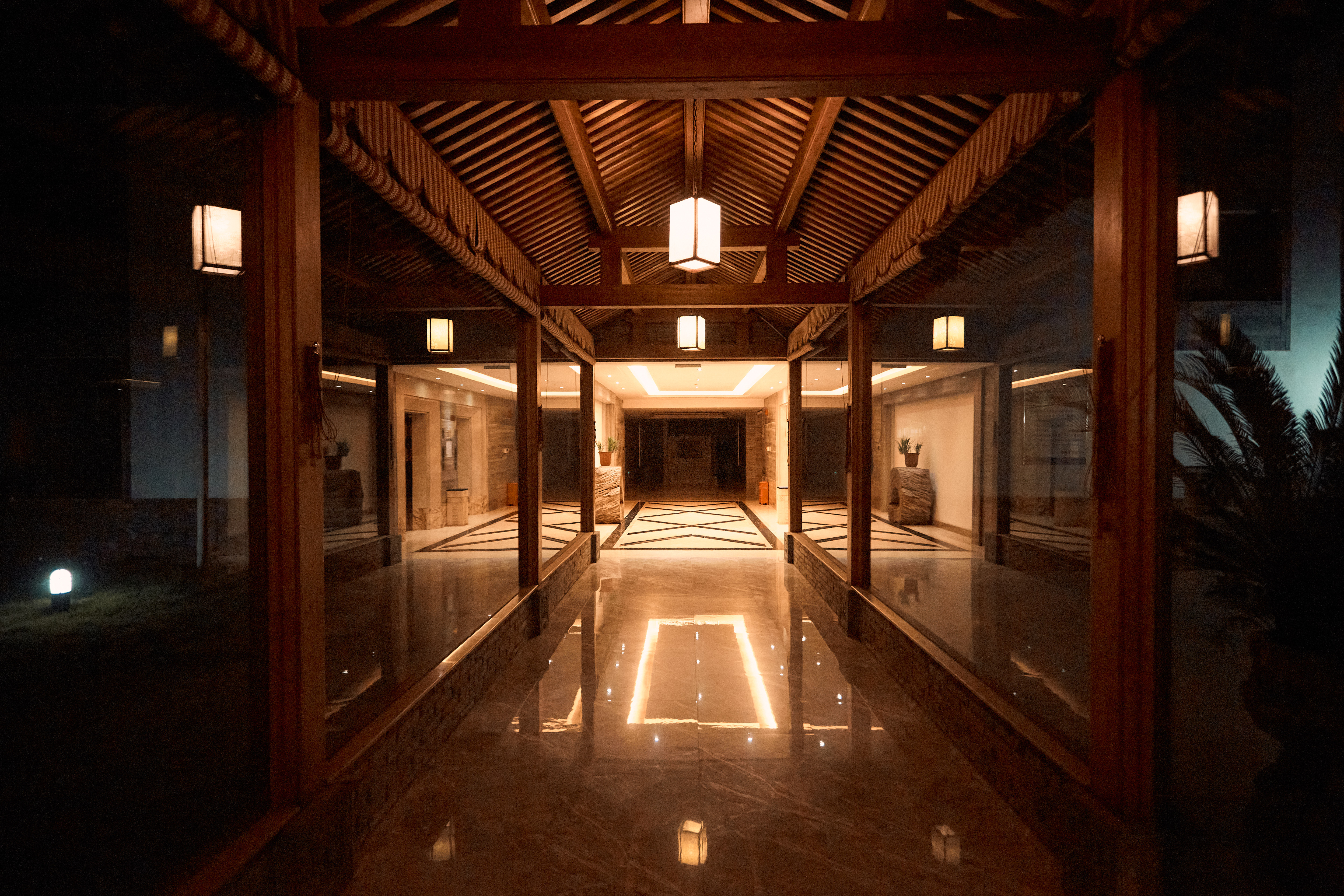 中式古风走廊夜景图尽显古韵之美